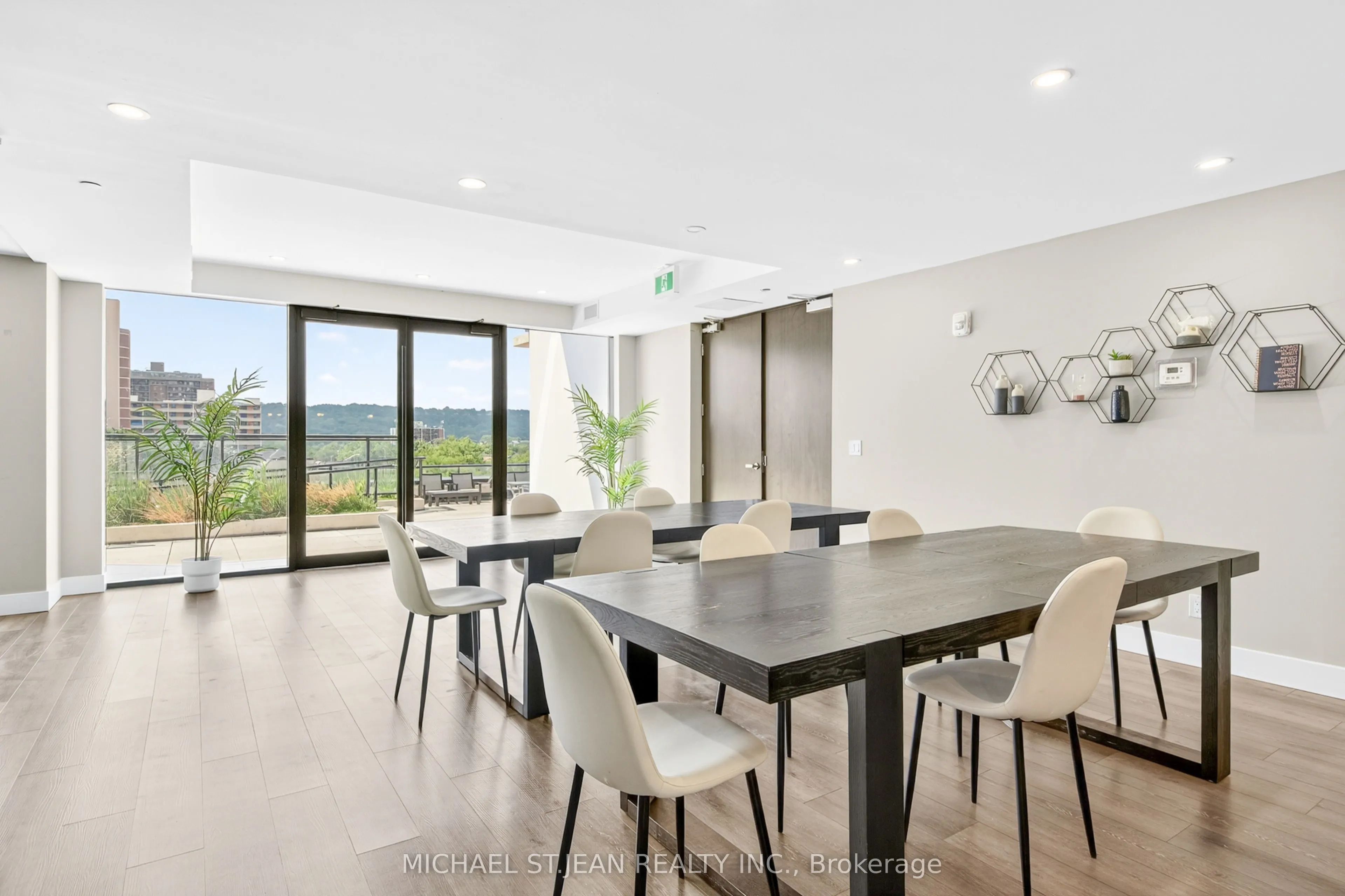 15 Queen Street S #1302