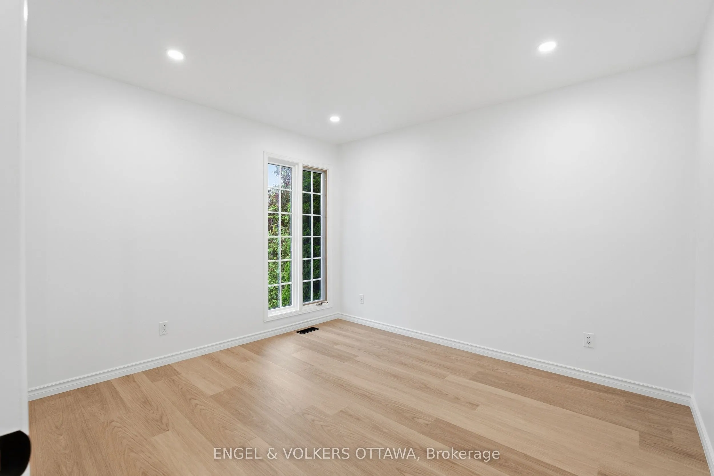 5293 Mclean Crescent