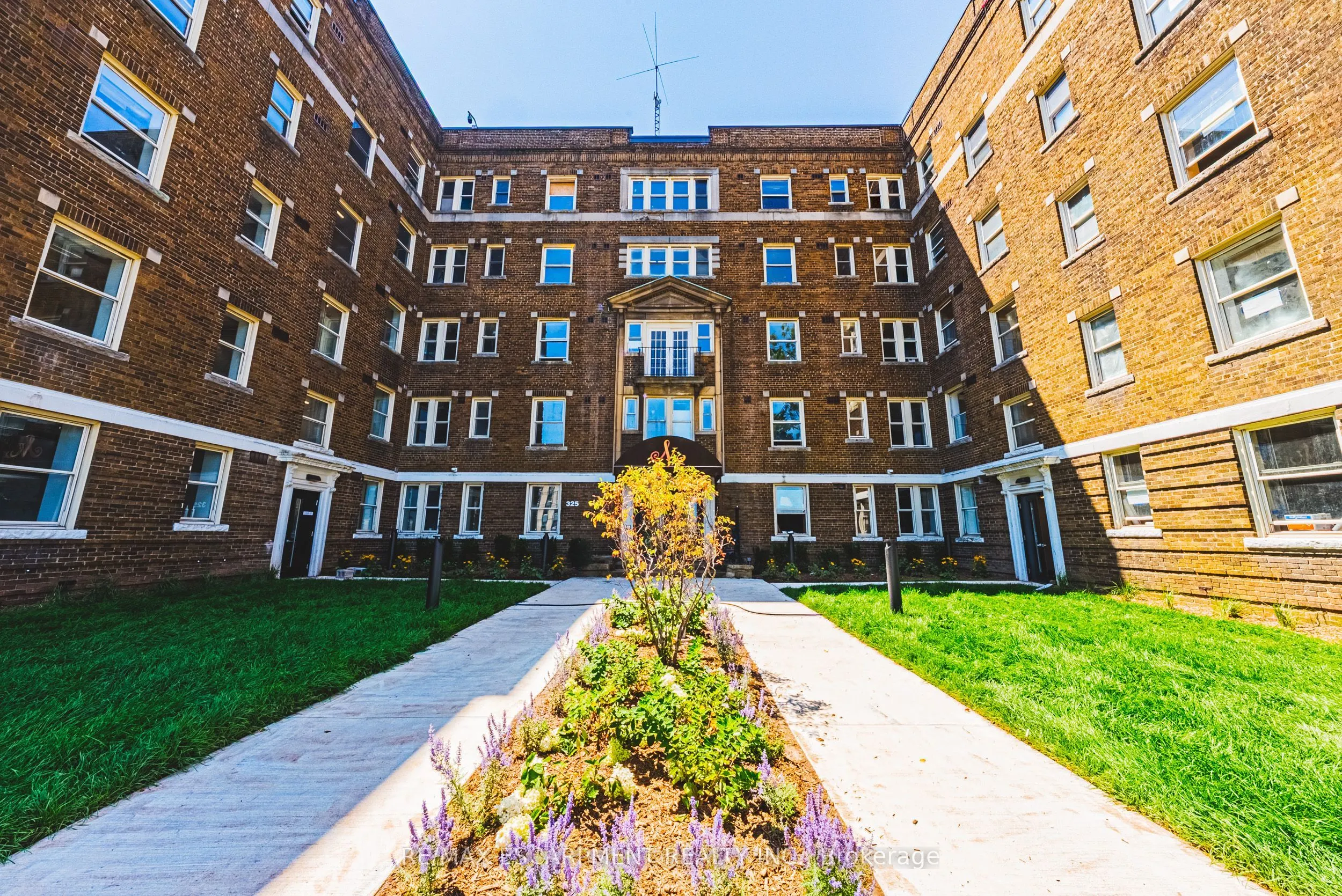 325 James Street S #210