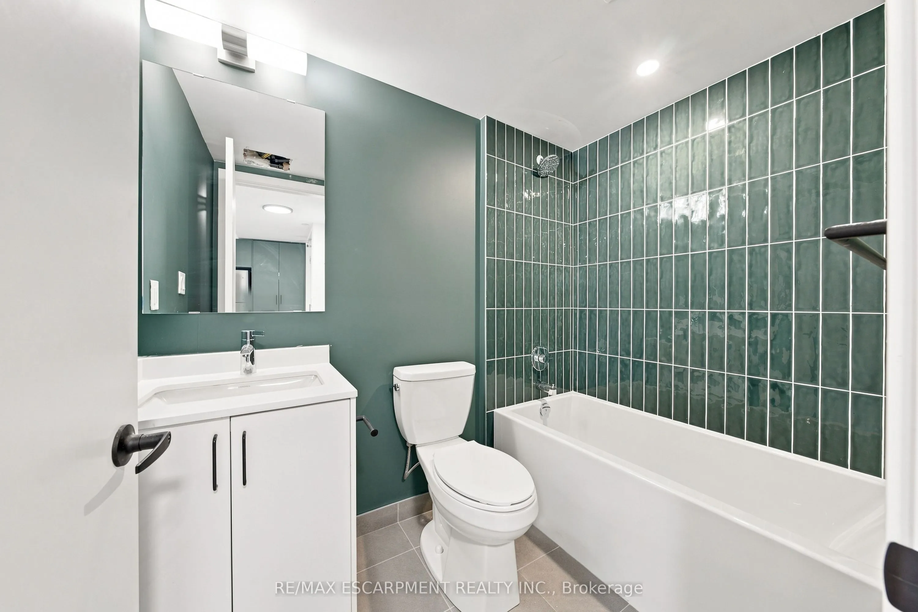 325 James Street S #210
