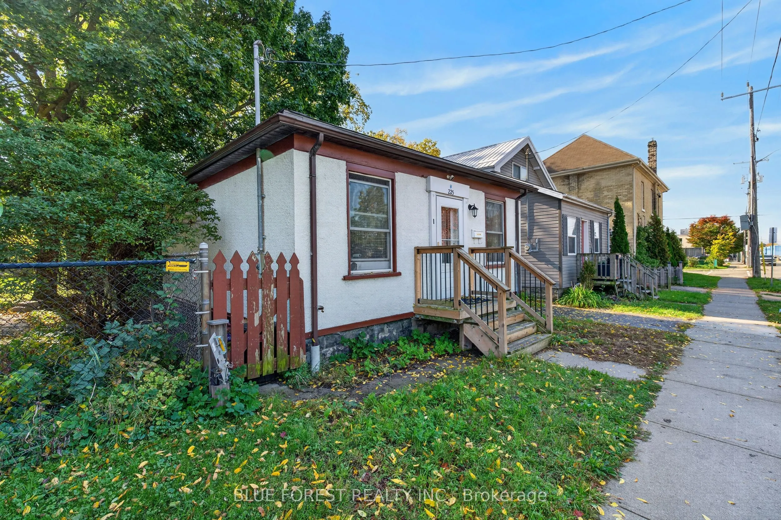 225 Simcoe Street