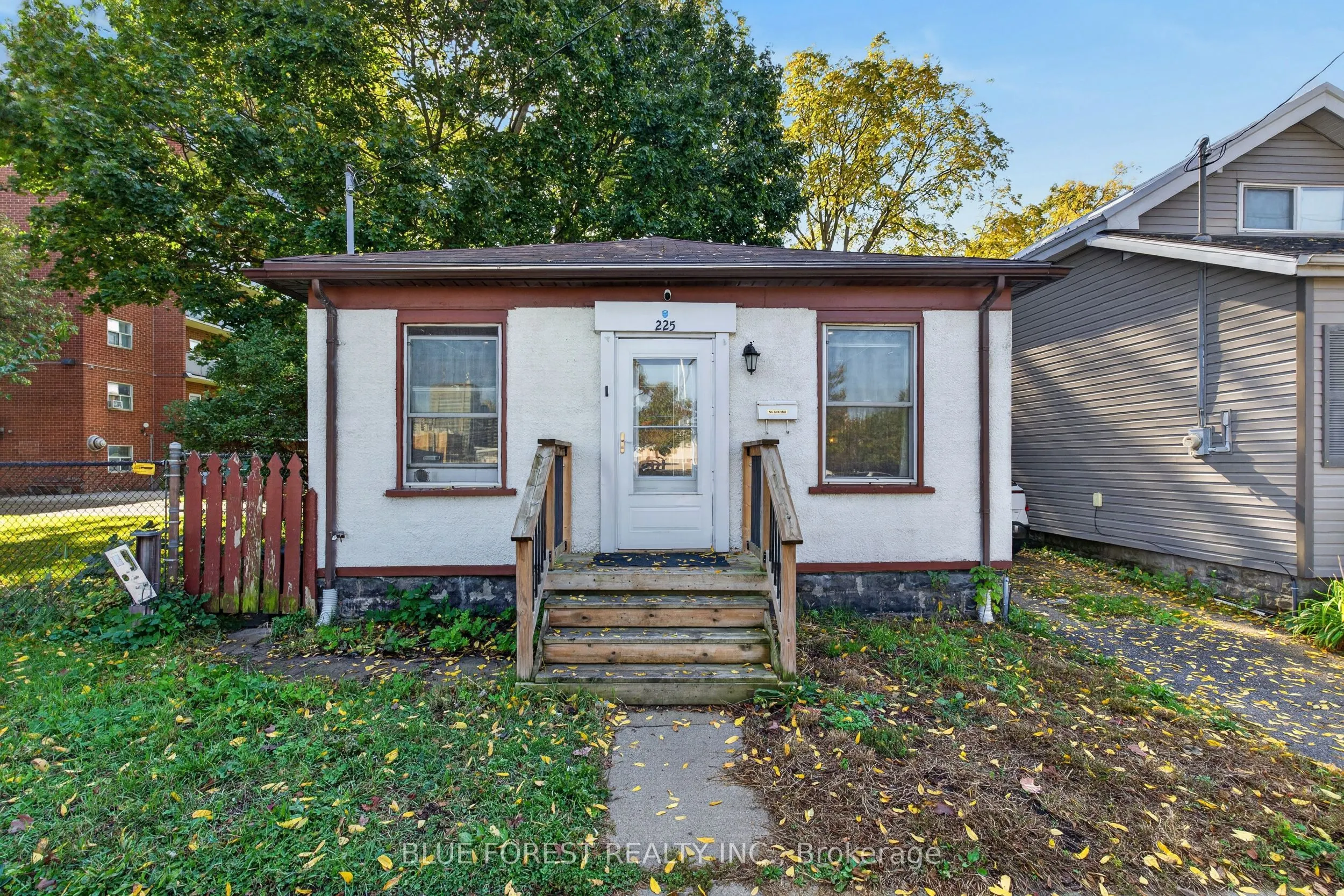 225 Simcoe Street
