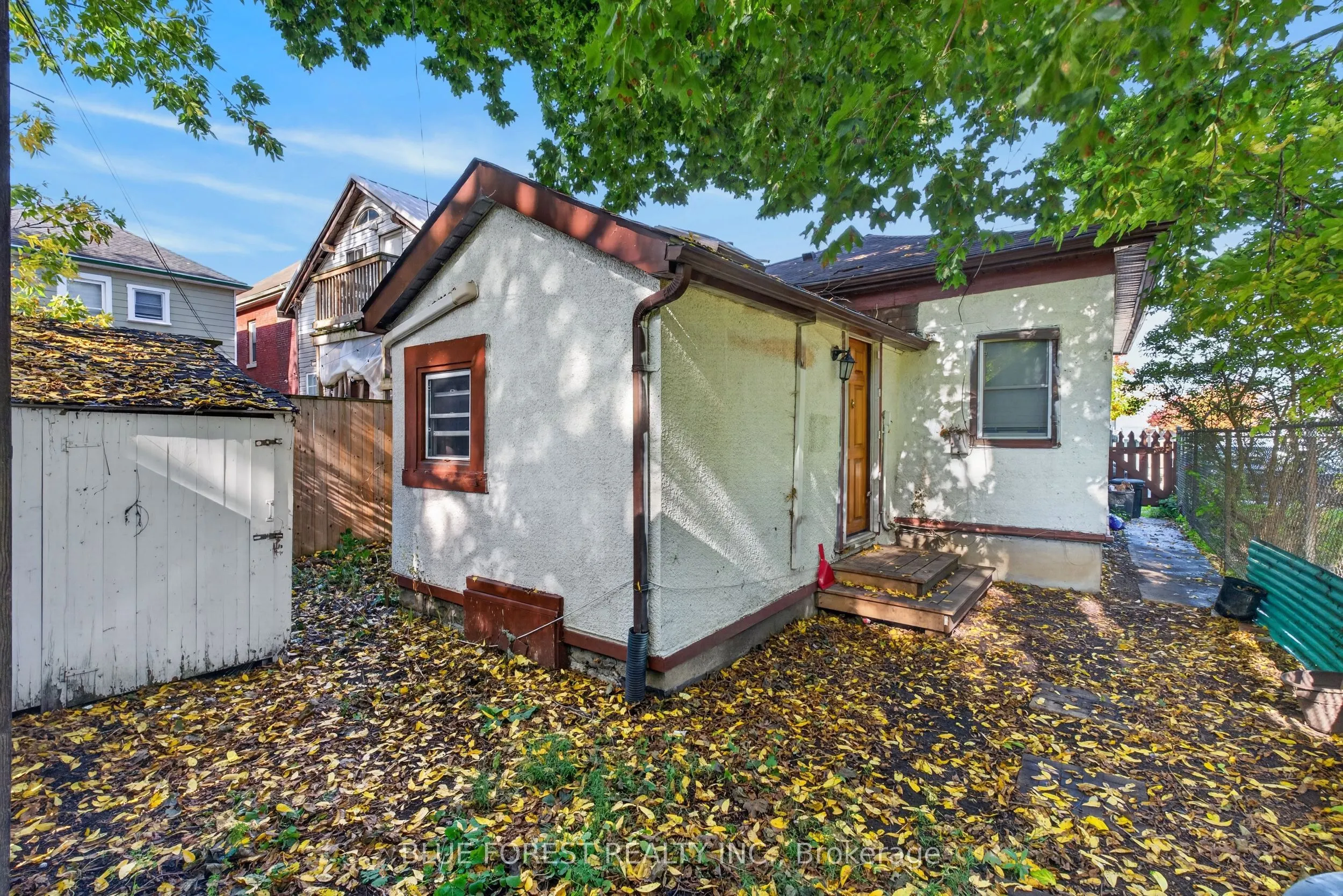 225 Simcoe Street