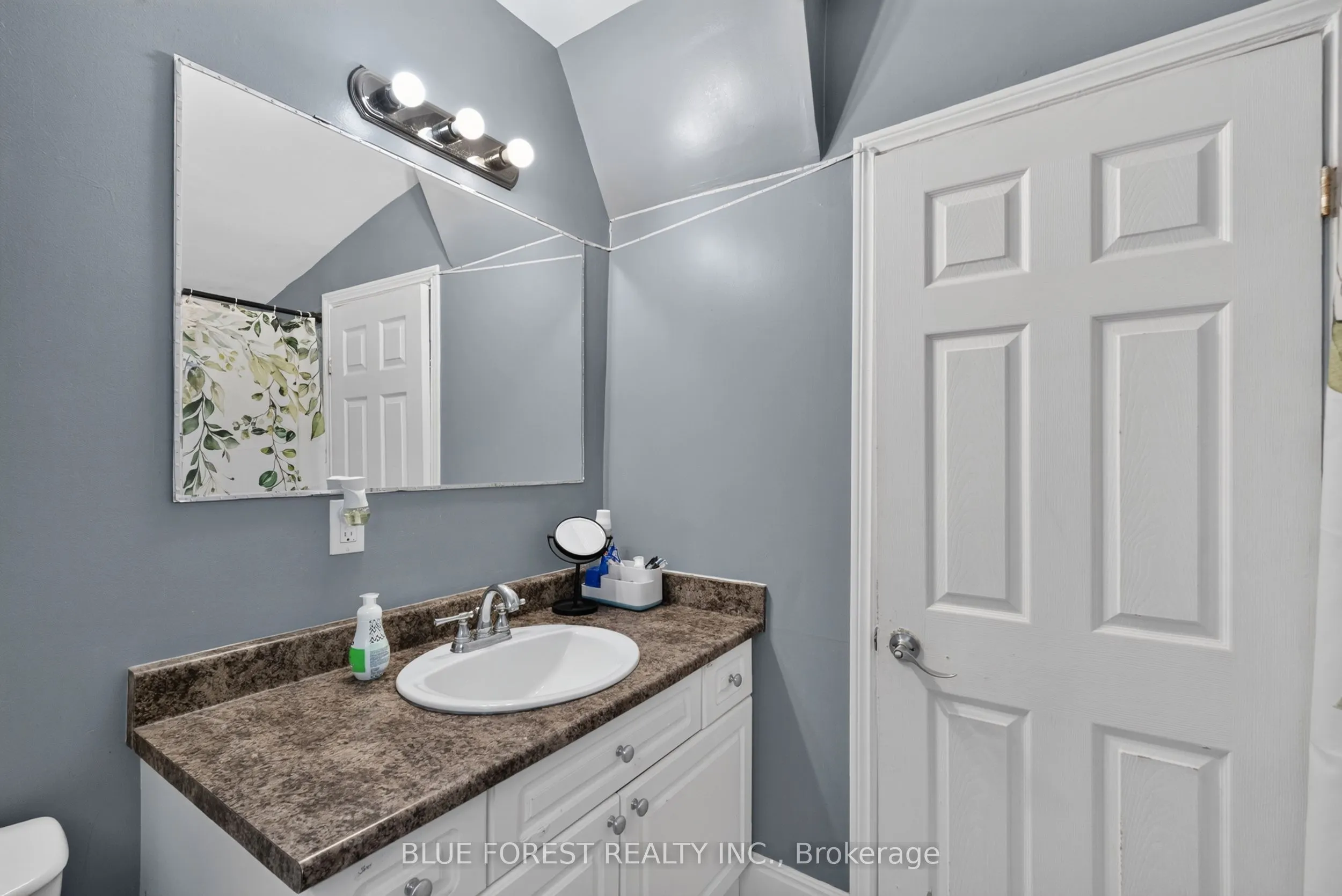225 Simcoe Street
