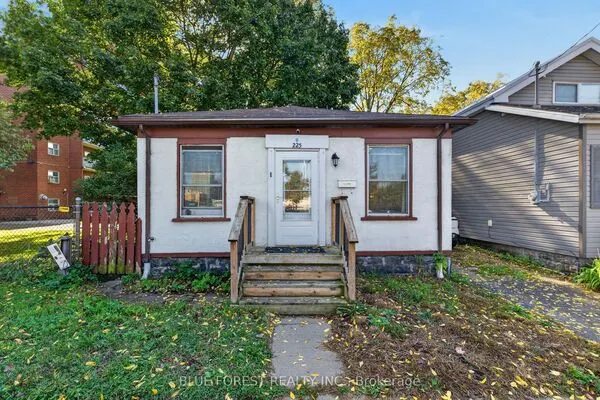 225 Simcoe Street