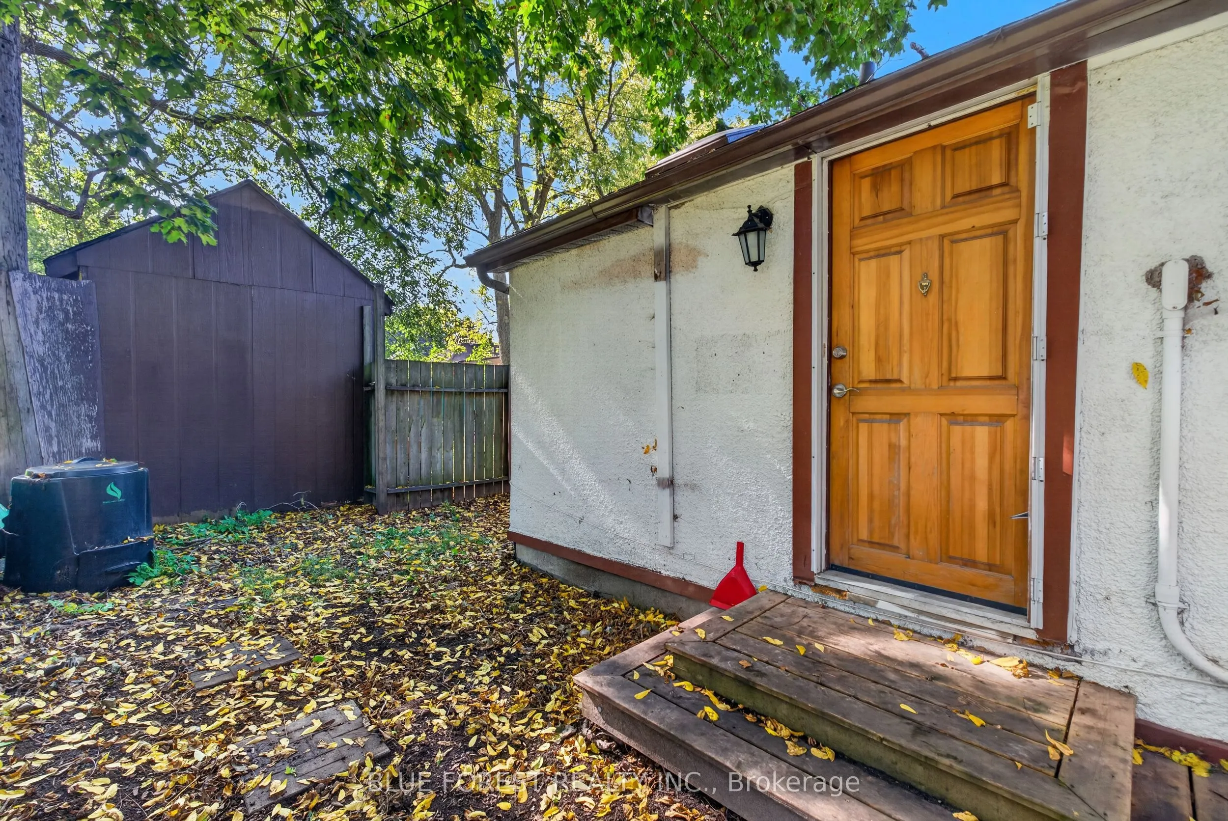 225 Simcoe Street