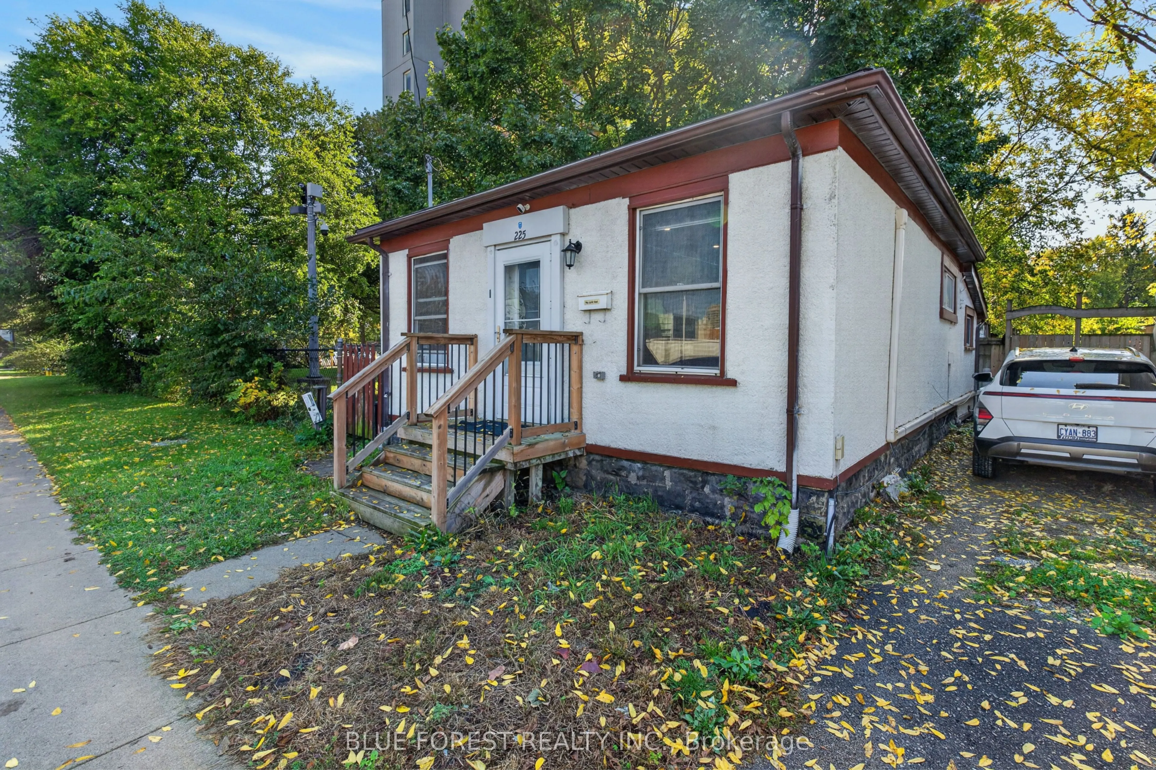 225 Simcoe Street