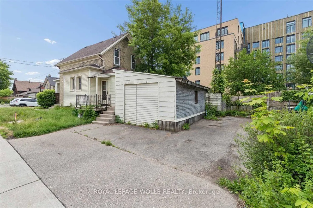 427 Duke Street W