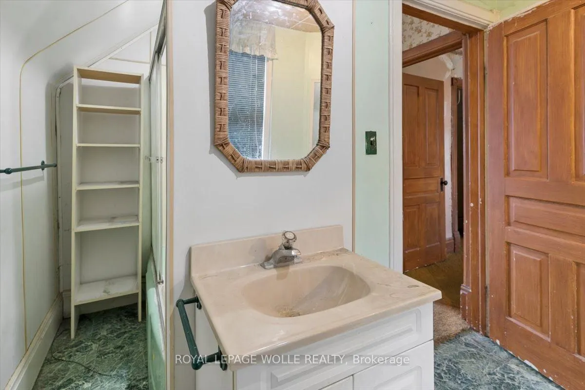 427 Duke Street W
