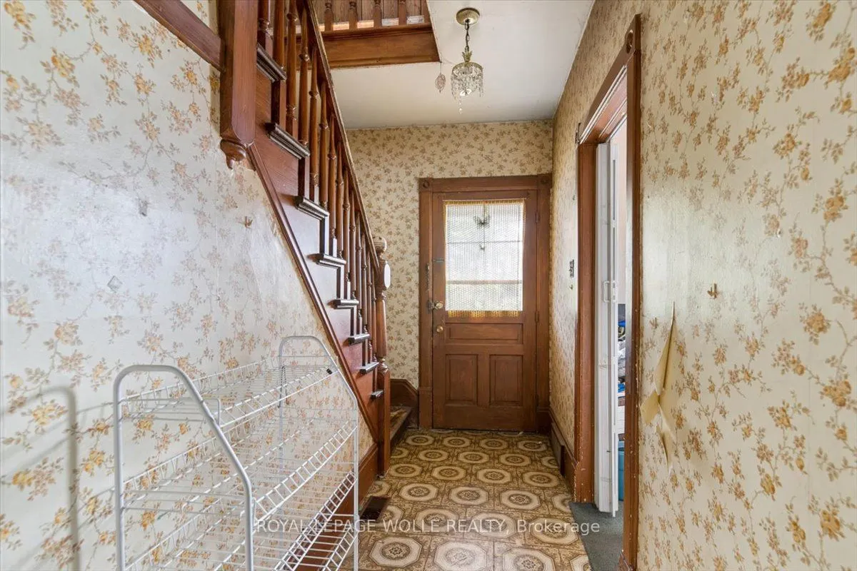 427 Duke Street W
