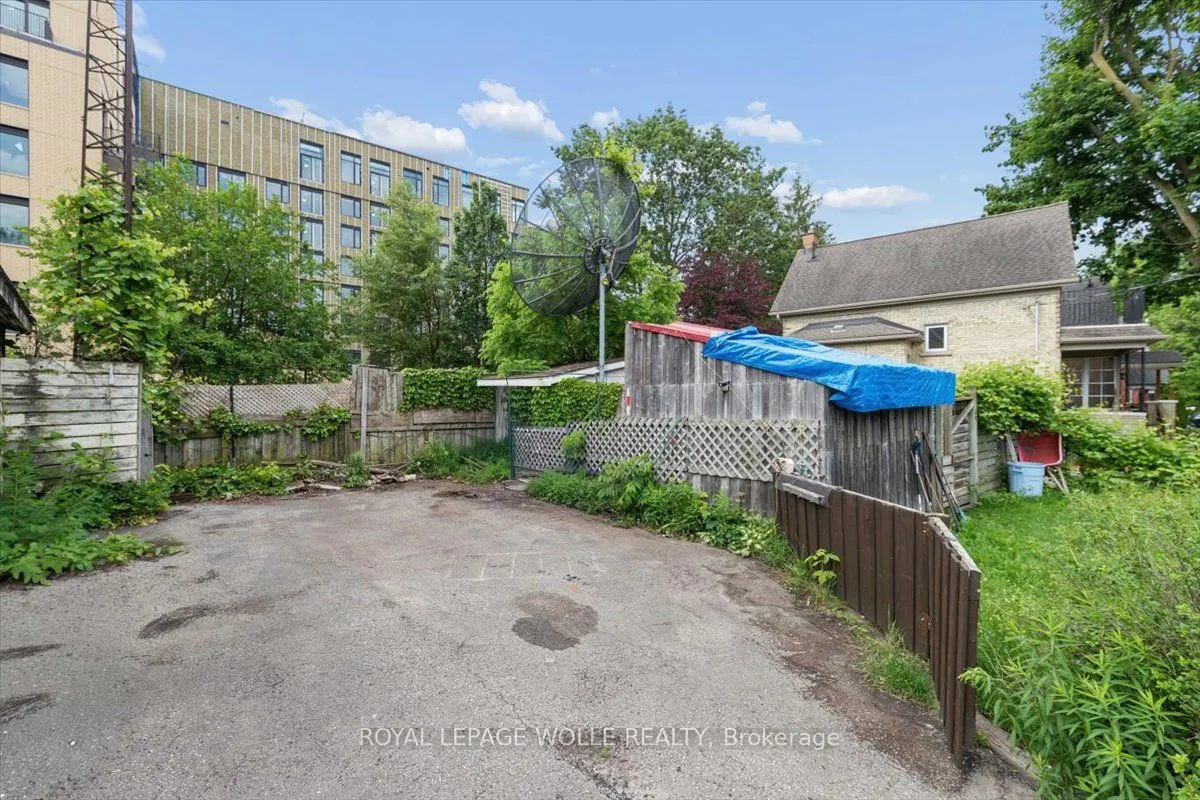 427 Duke Street W