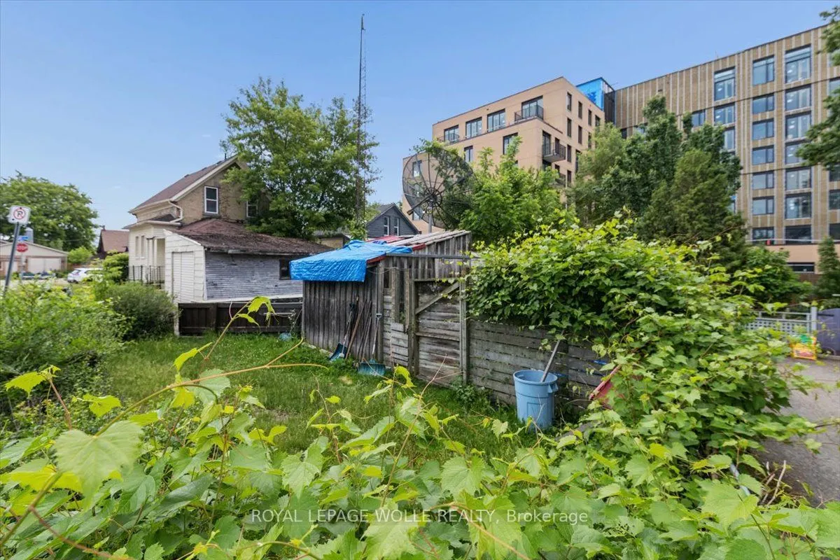 427 Duke Street W