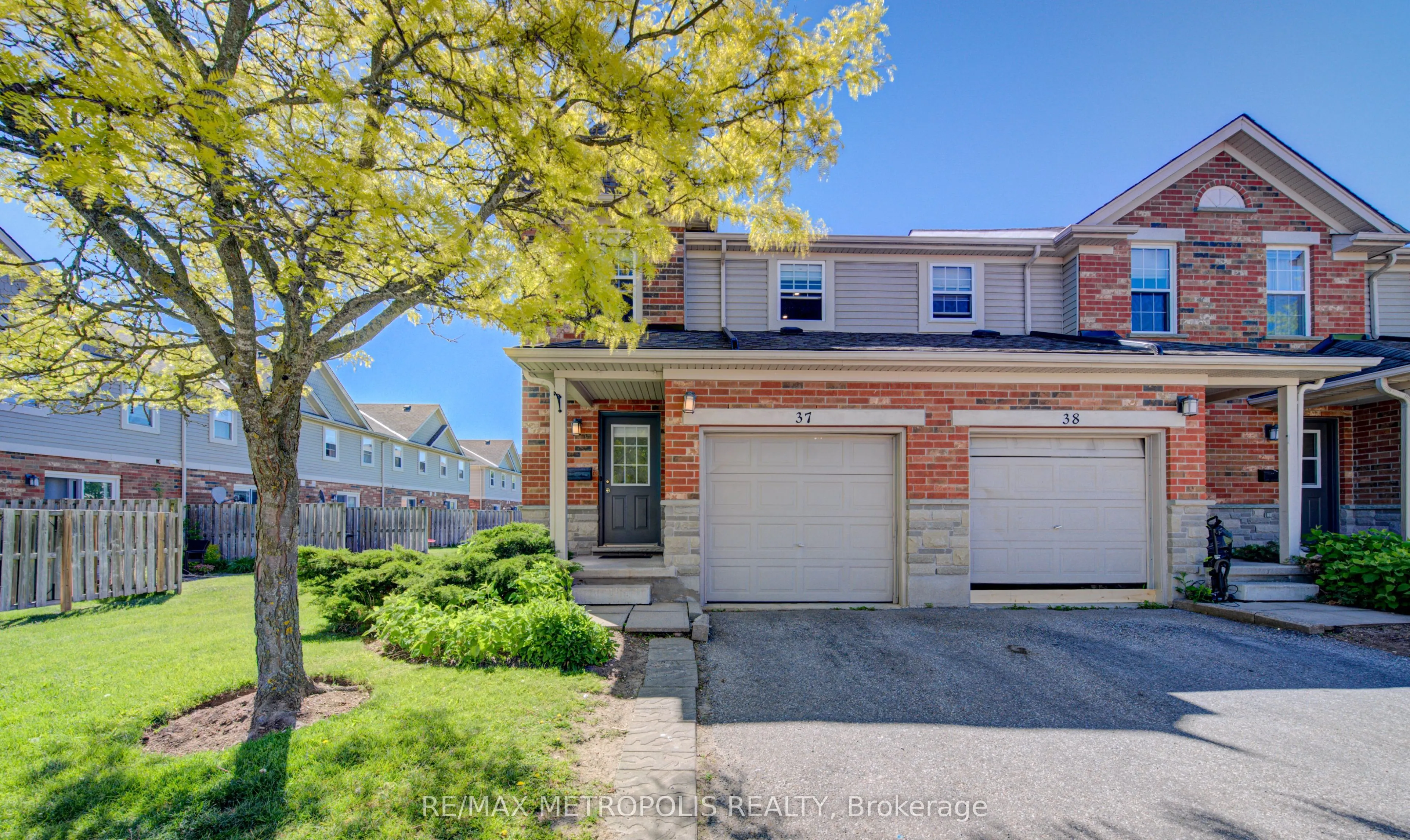 124 GOSLING Gardens #37