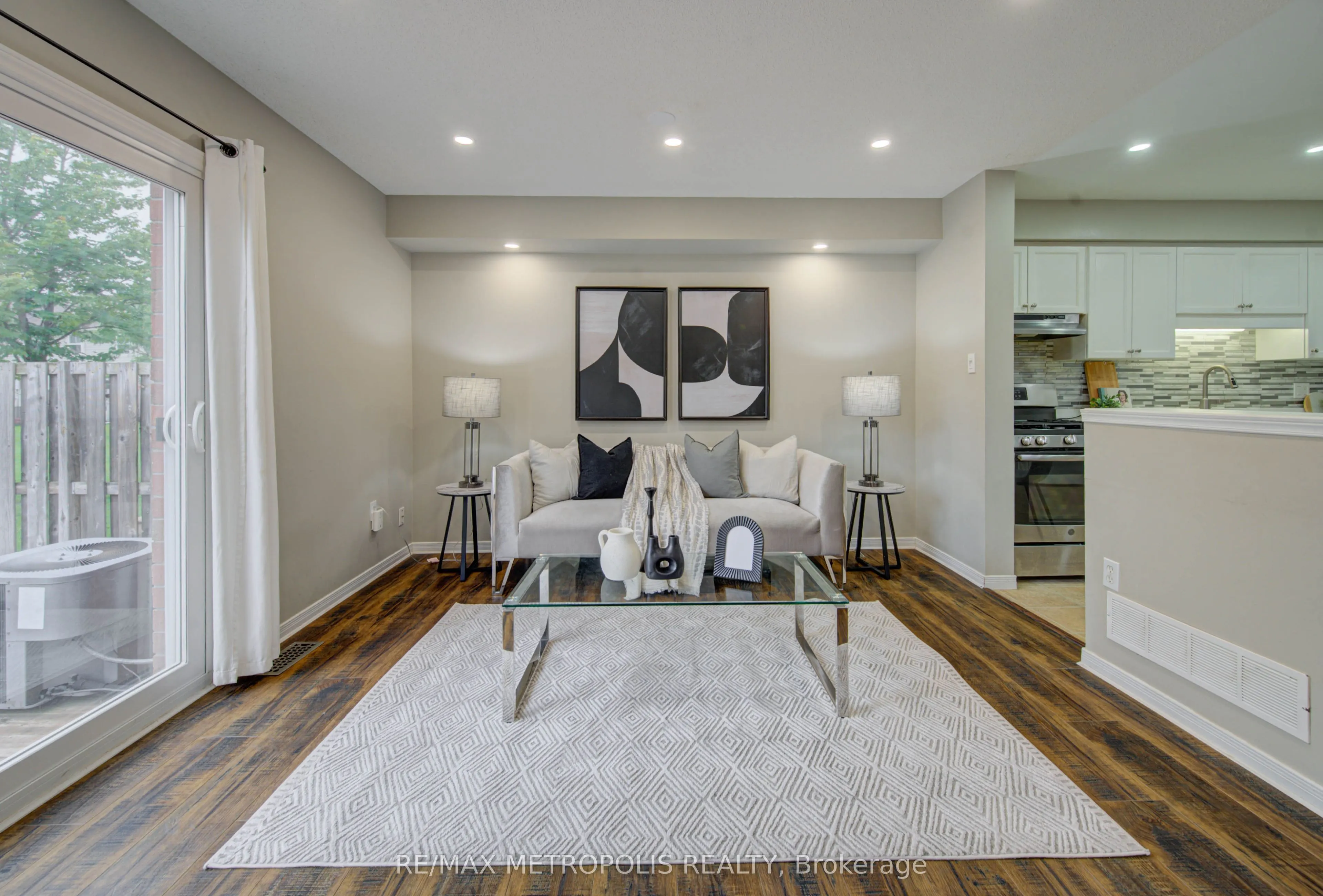 124 GOSLING Gardens #37
