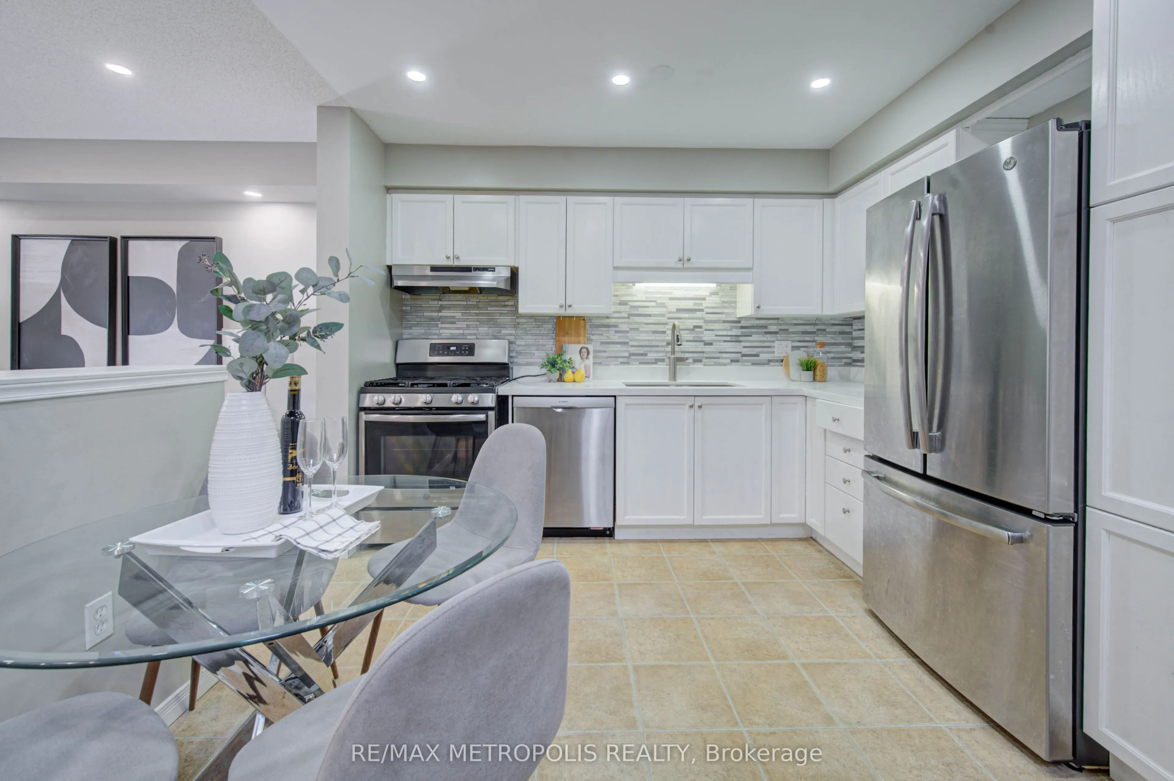 124 GOSLING Gardens #37