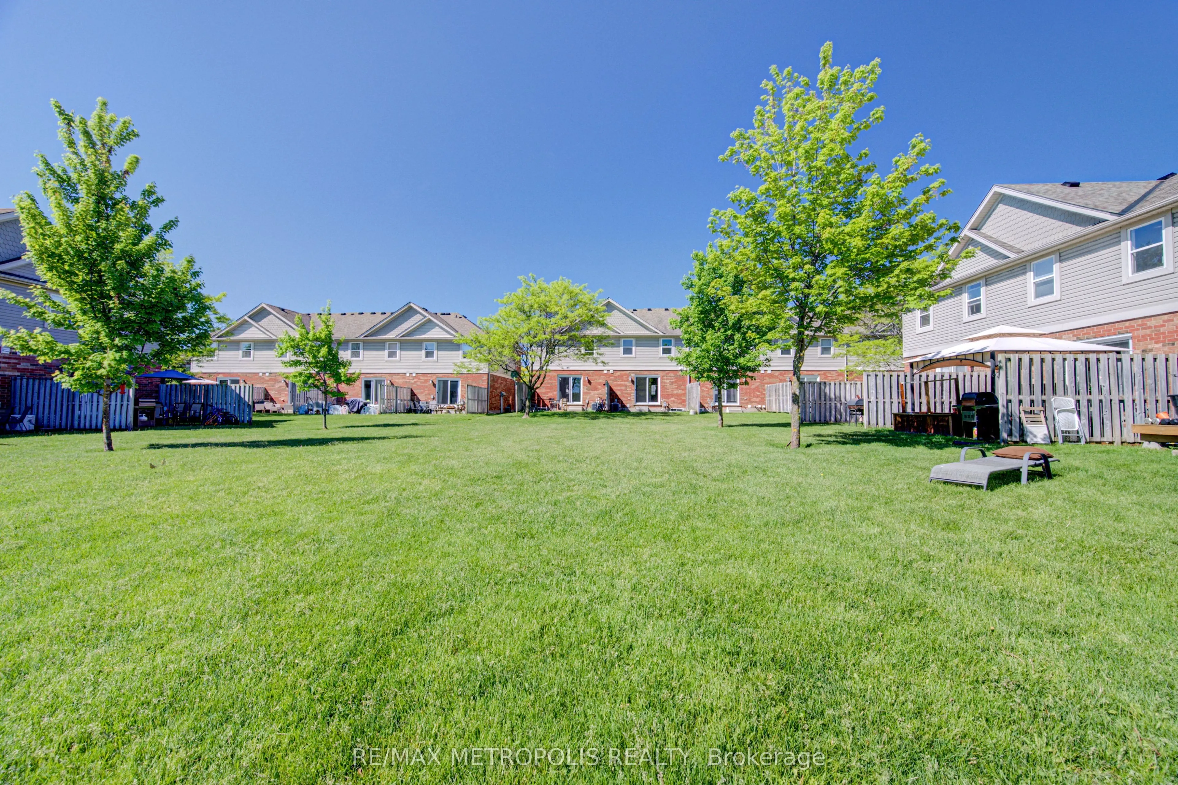 124 GOSLING Gardens #37