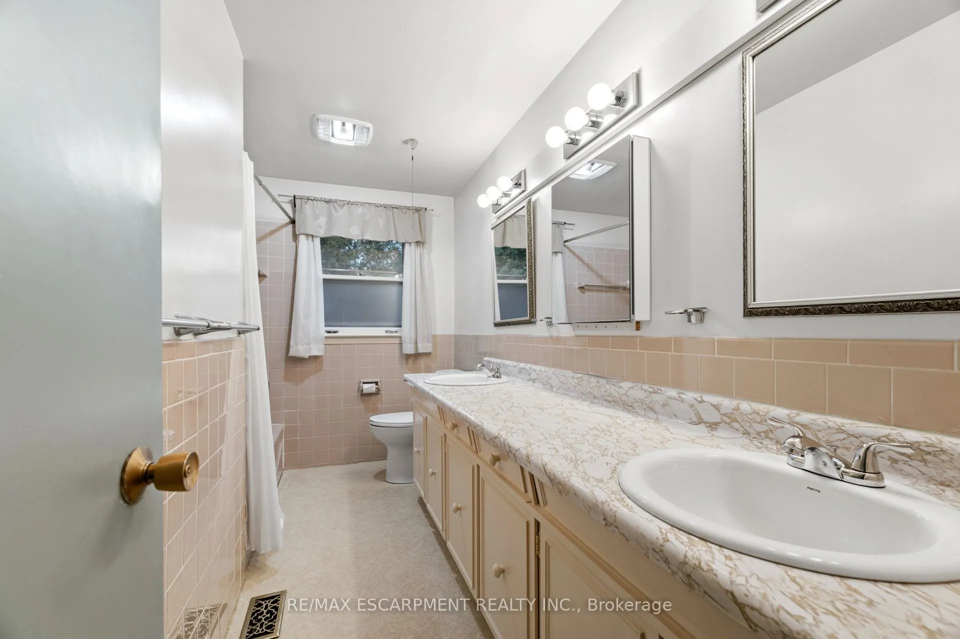 99 Runnymede Crescent