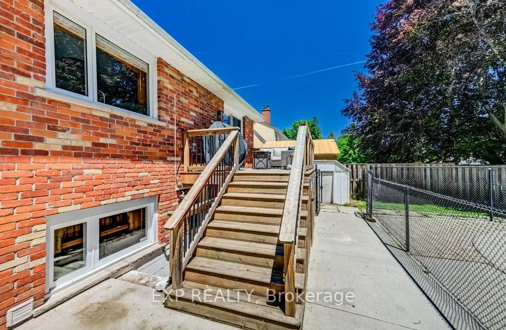 194 Dundas Street E