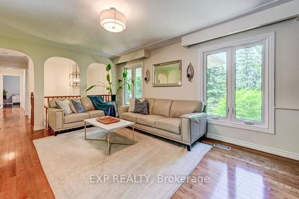 194 Dundas Street E