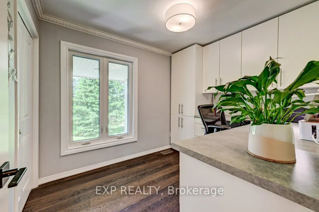 194 Dundas Street E