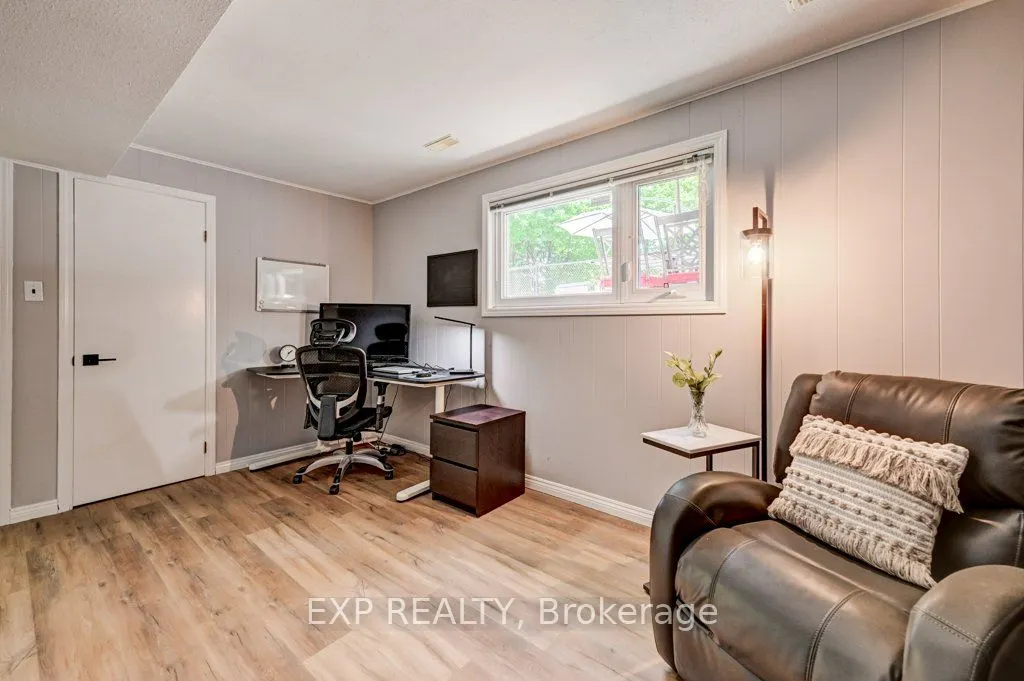 194 Dundas Street E