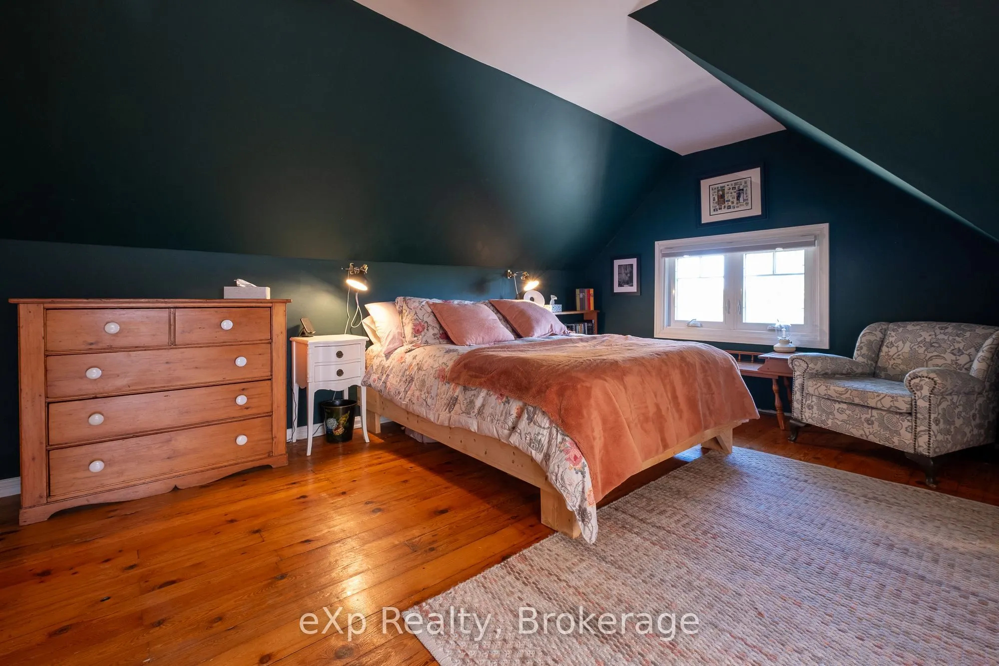 1090 4th Avenue A W