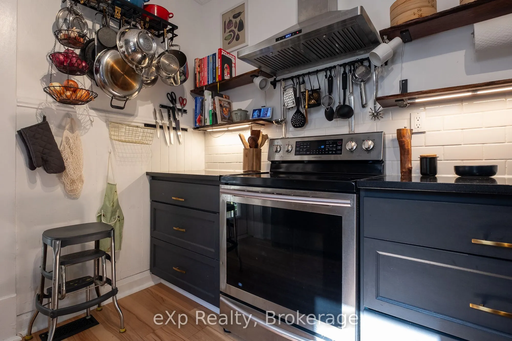 1090 4th Avenue A W