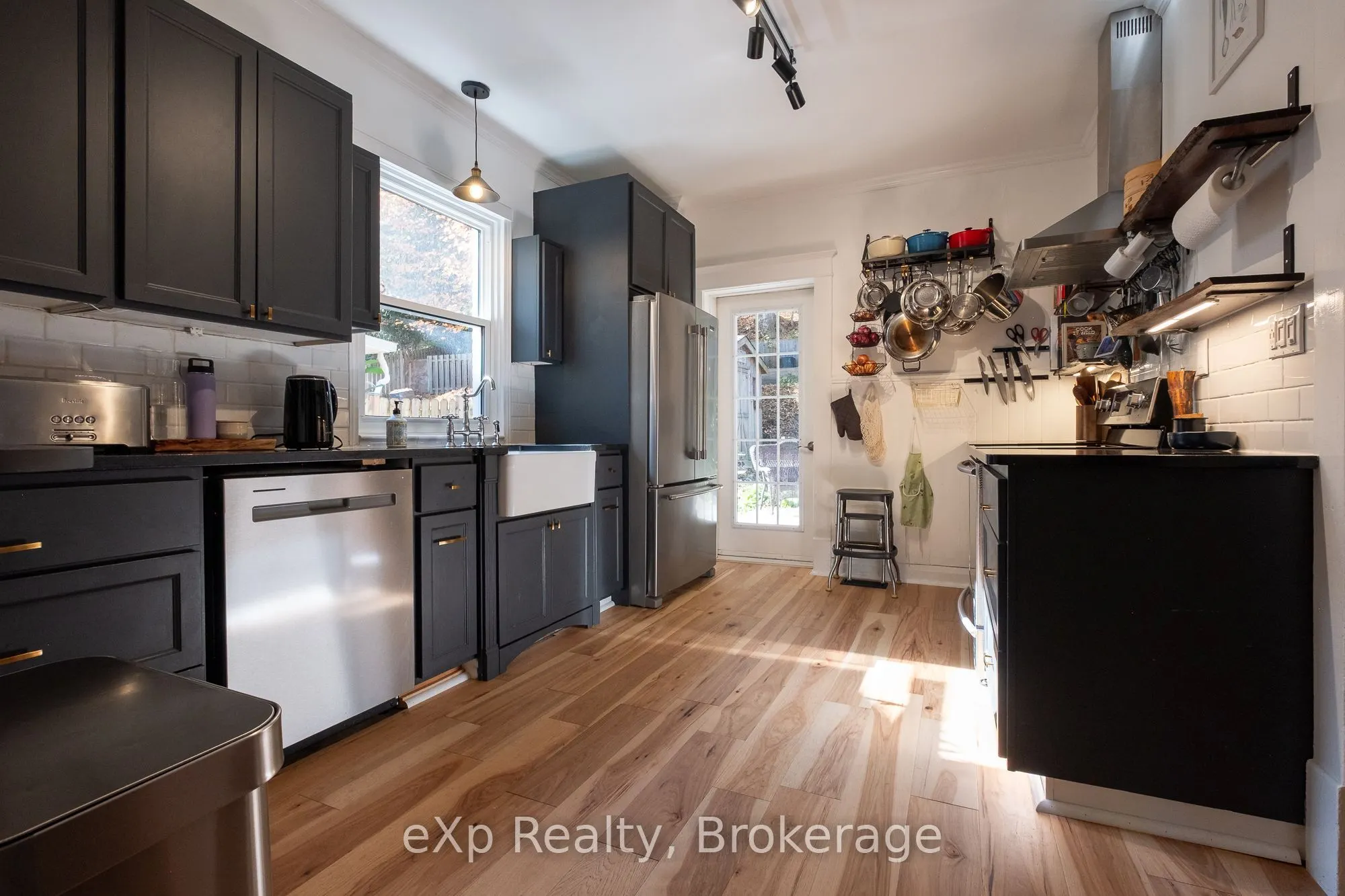 1090 4th Avenue A W