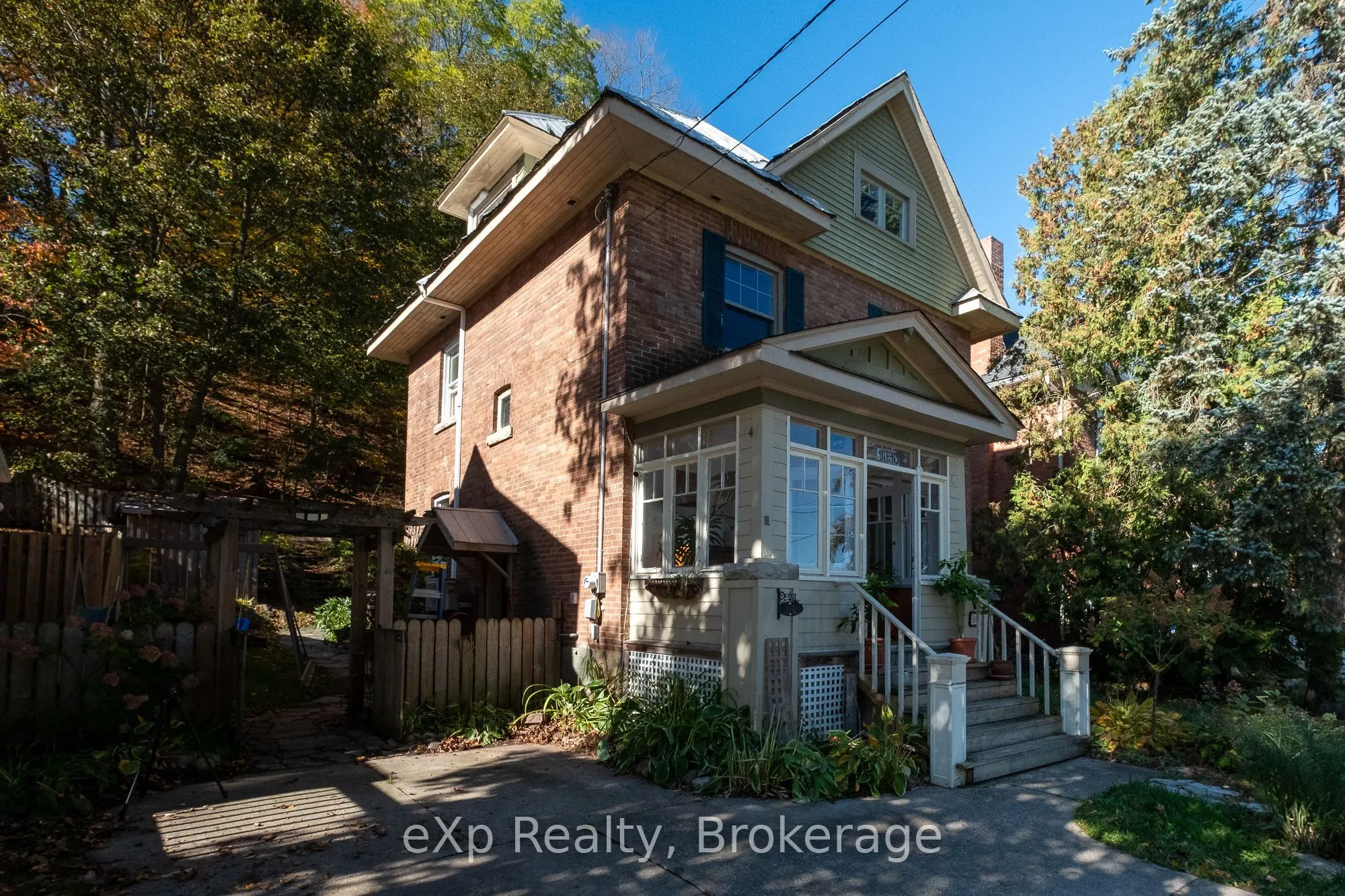 1090 4th Avenue A W