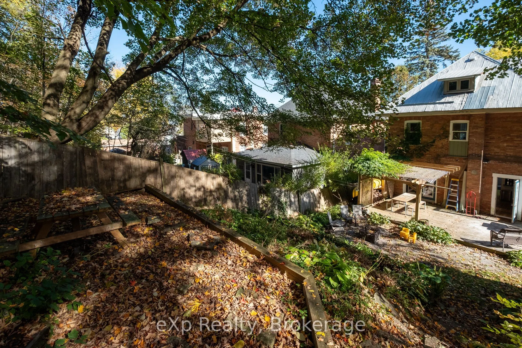 1090 4th Avenue A W