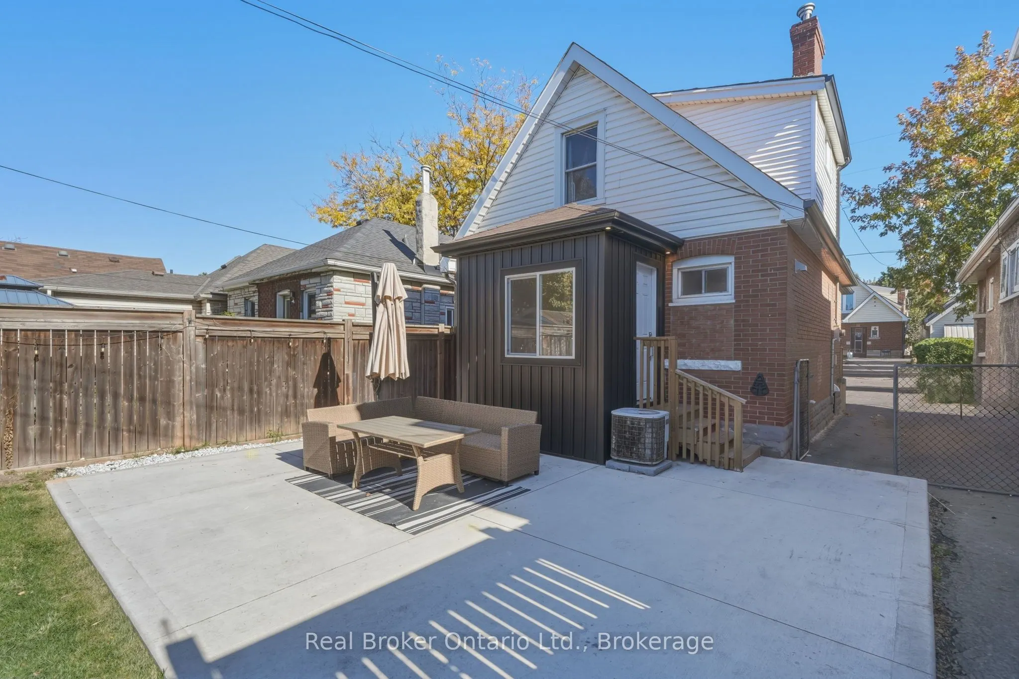 23 BARONS Avenue N