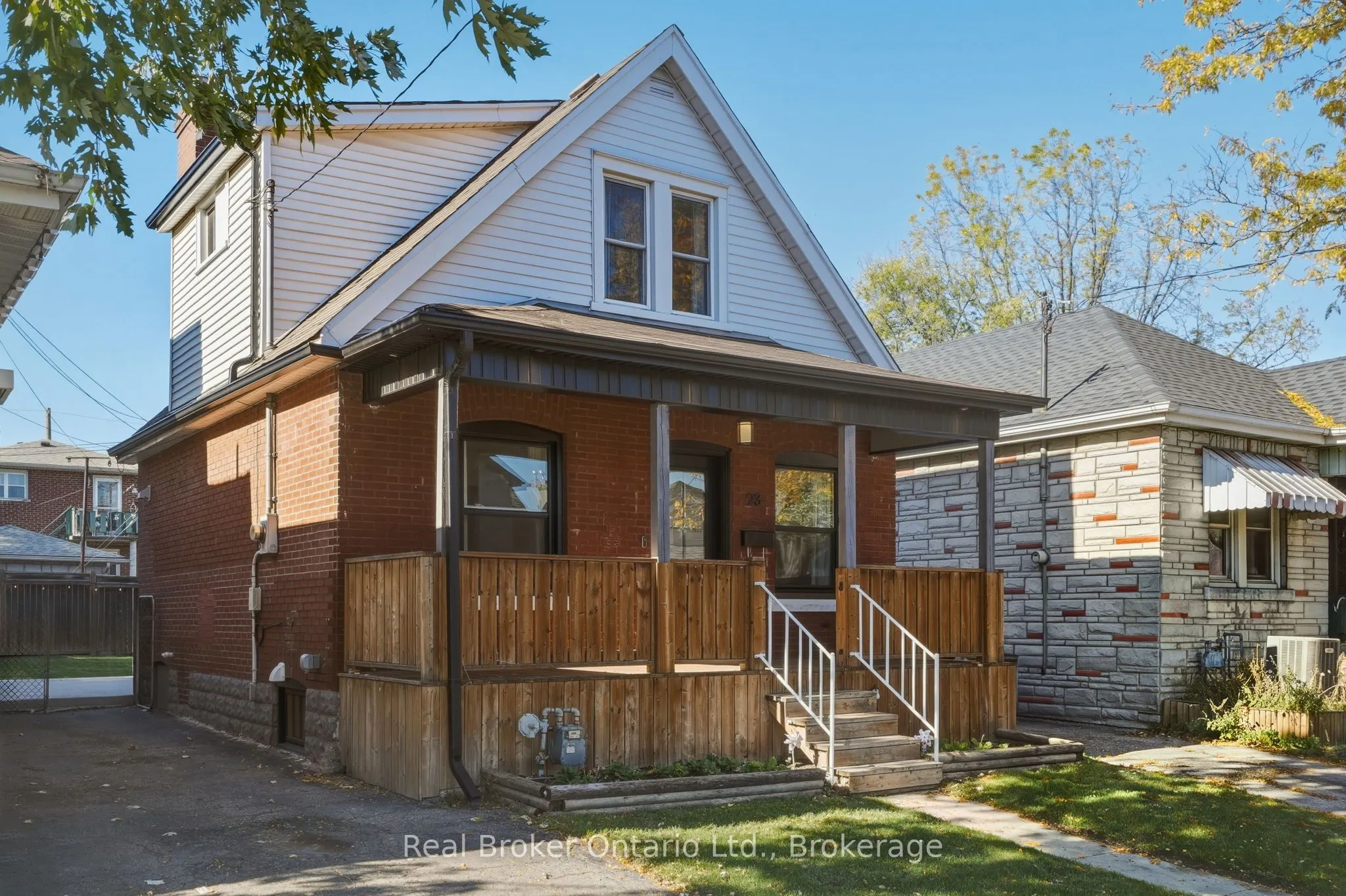 23 BARONS Avenue N