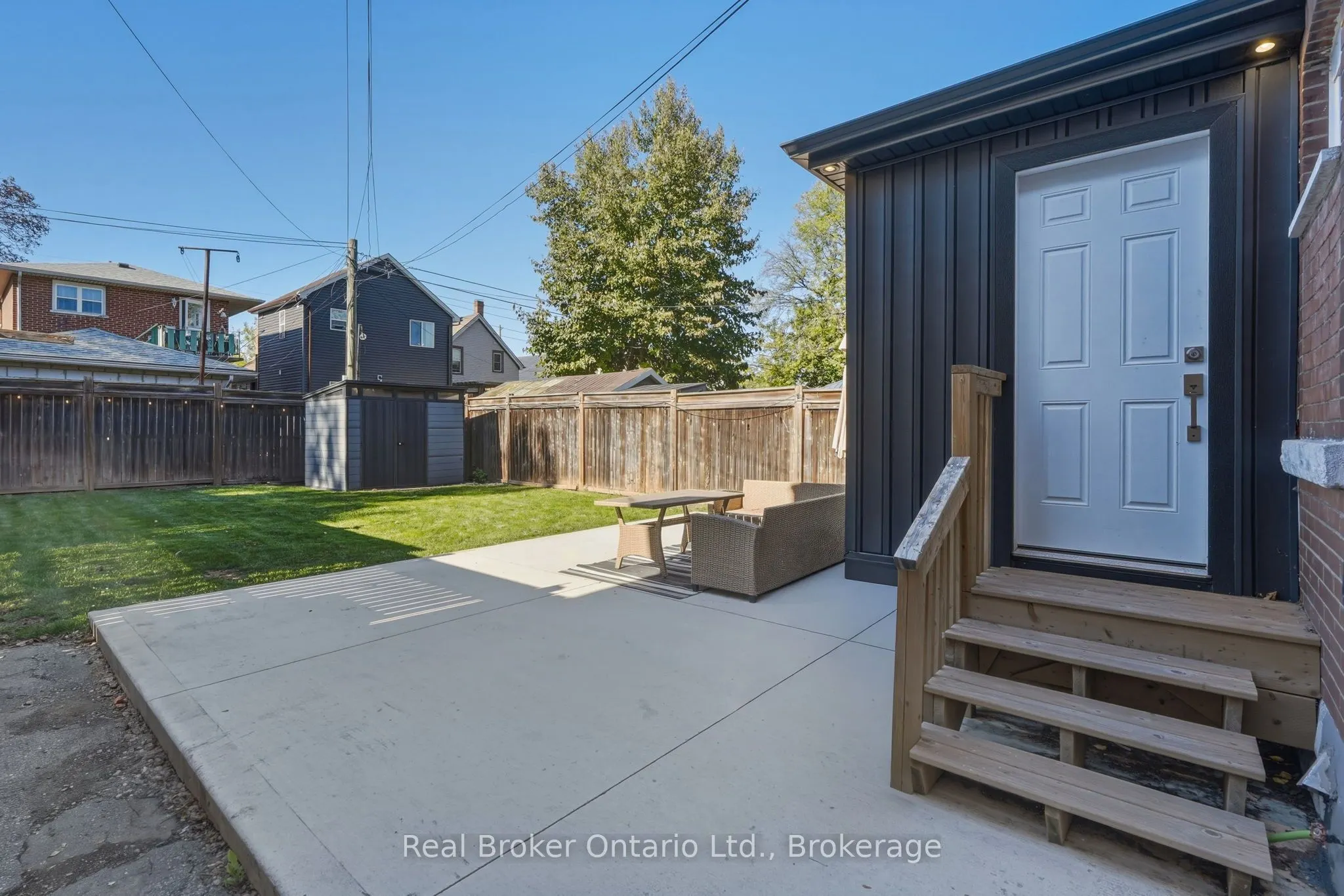 23 BARONS Avenue N