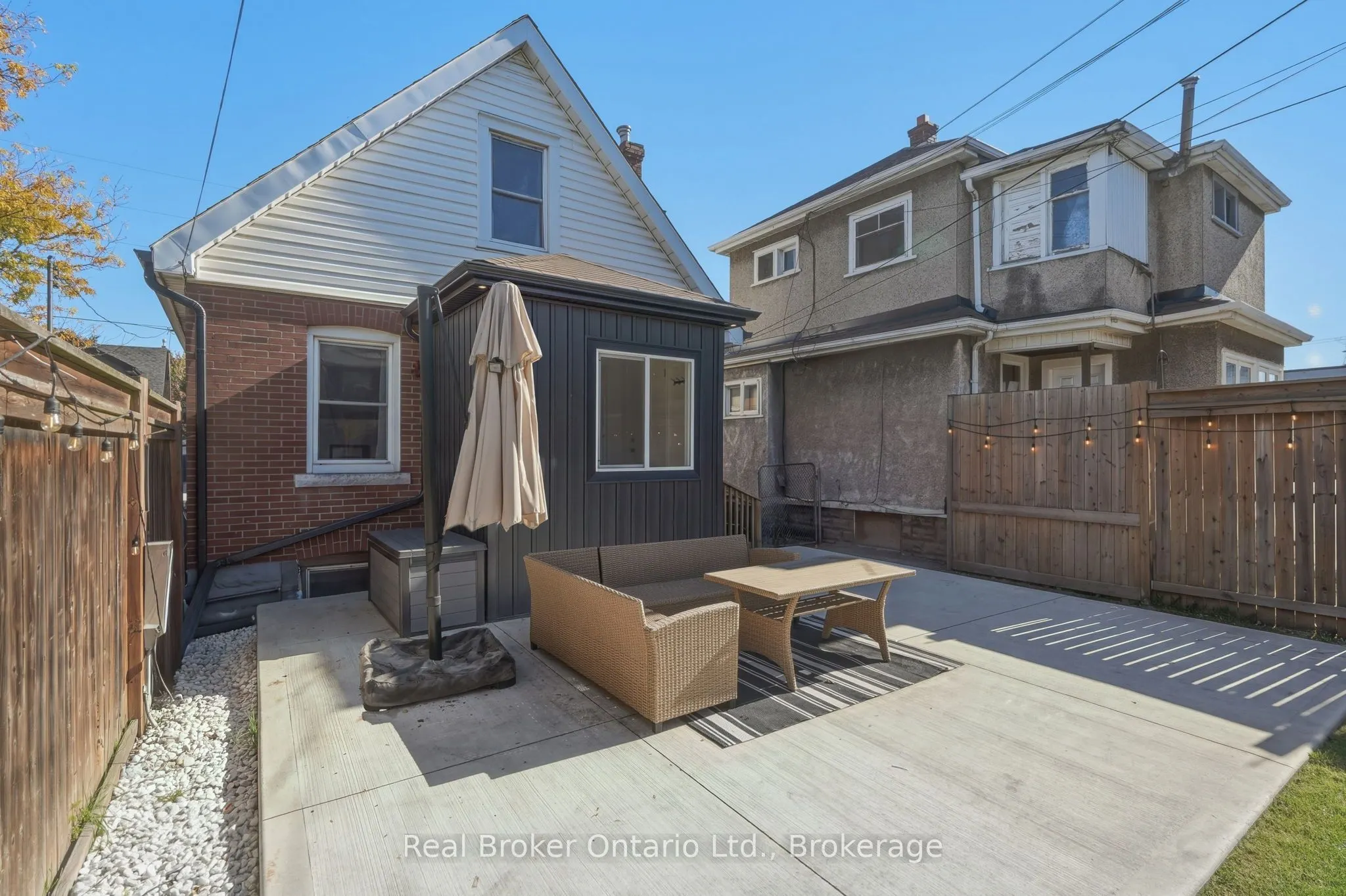 23 BARONS Avenue N