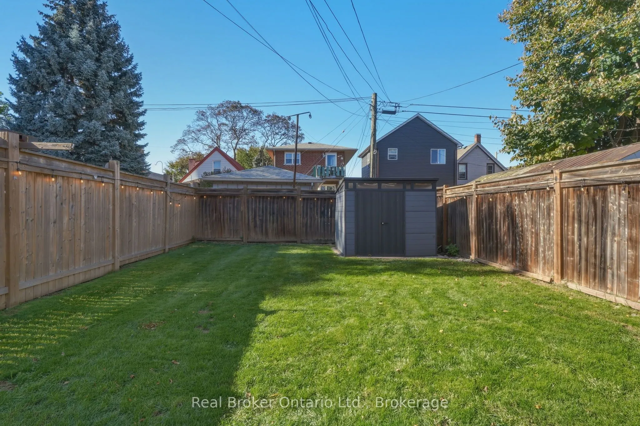 23 BARONS Avenue N
