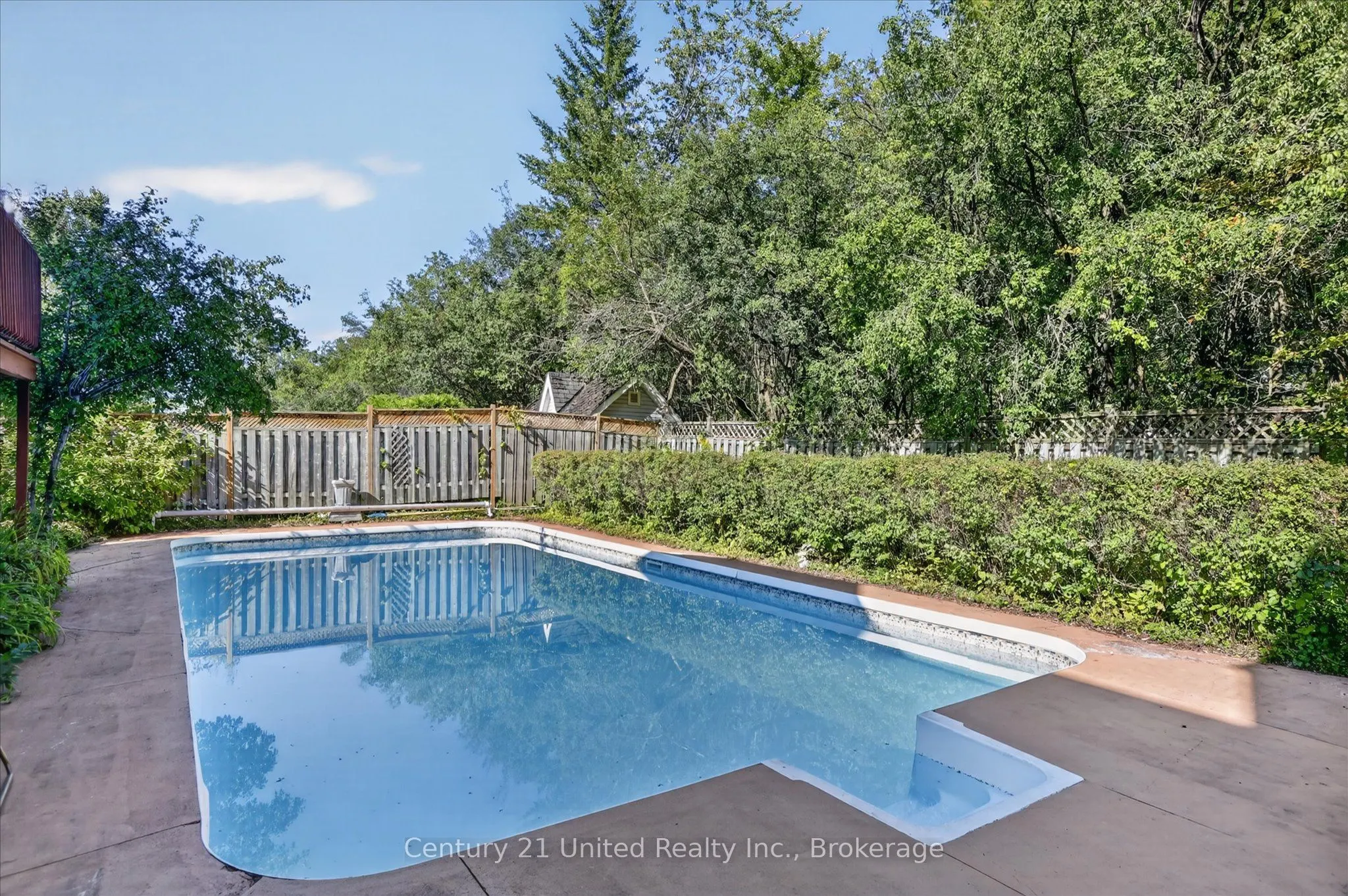 1600 Firwood Crescent