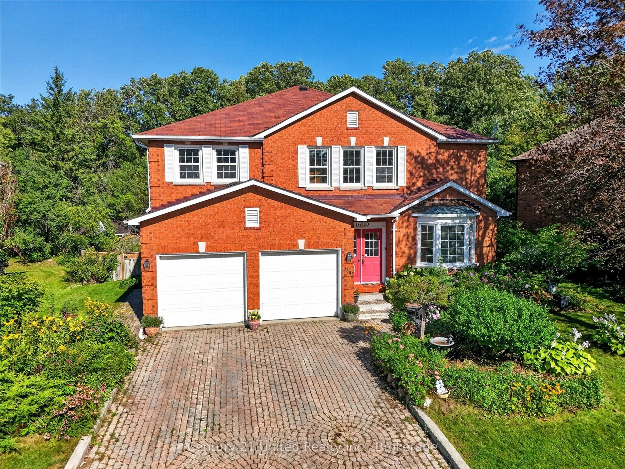 1600 Firwood Crescent