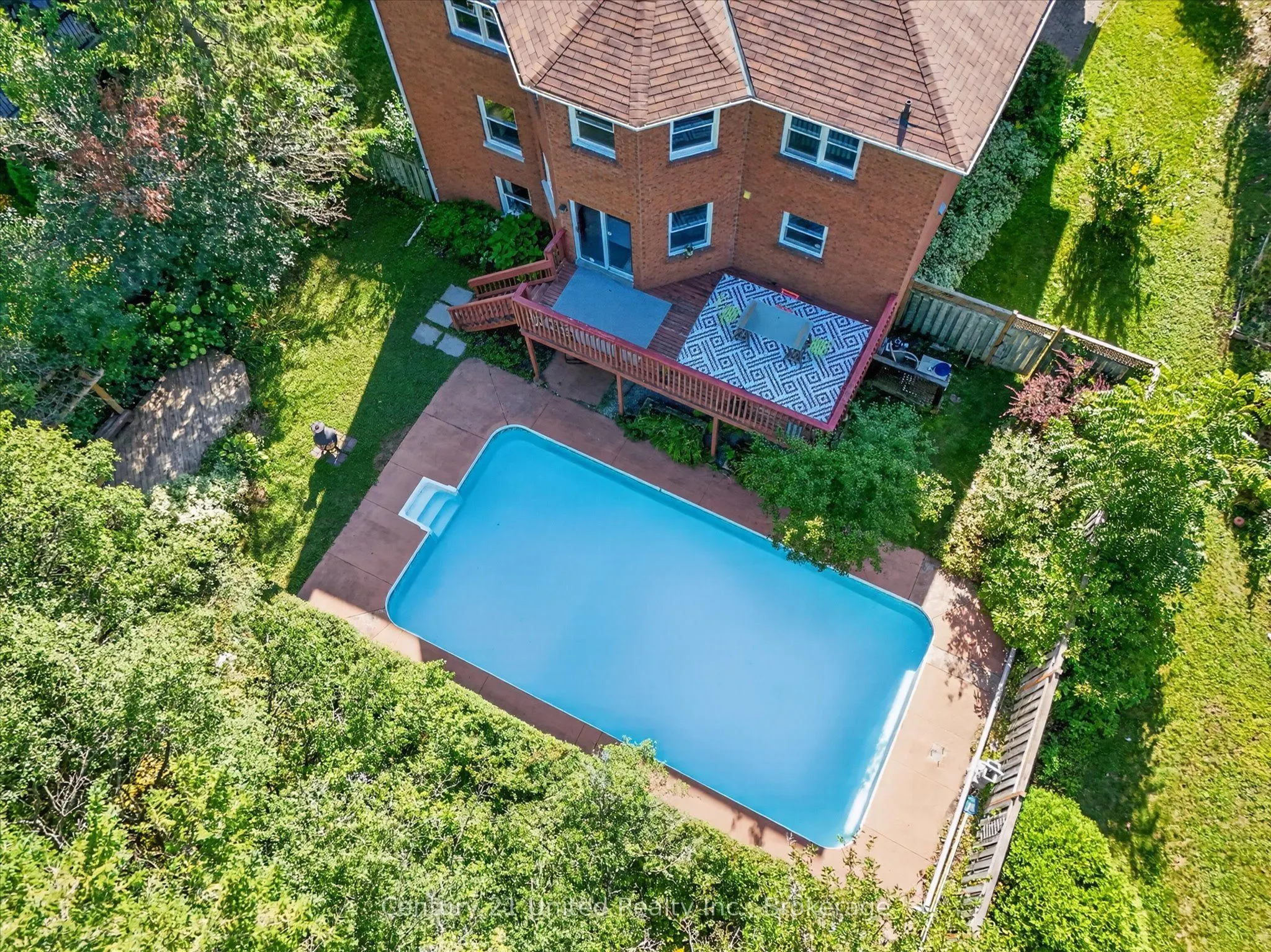 1600 Firwood Crescent