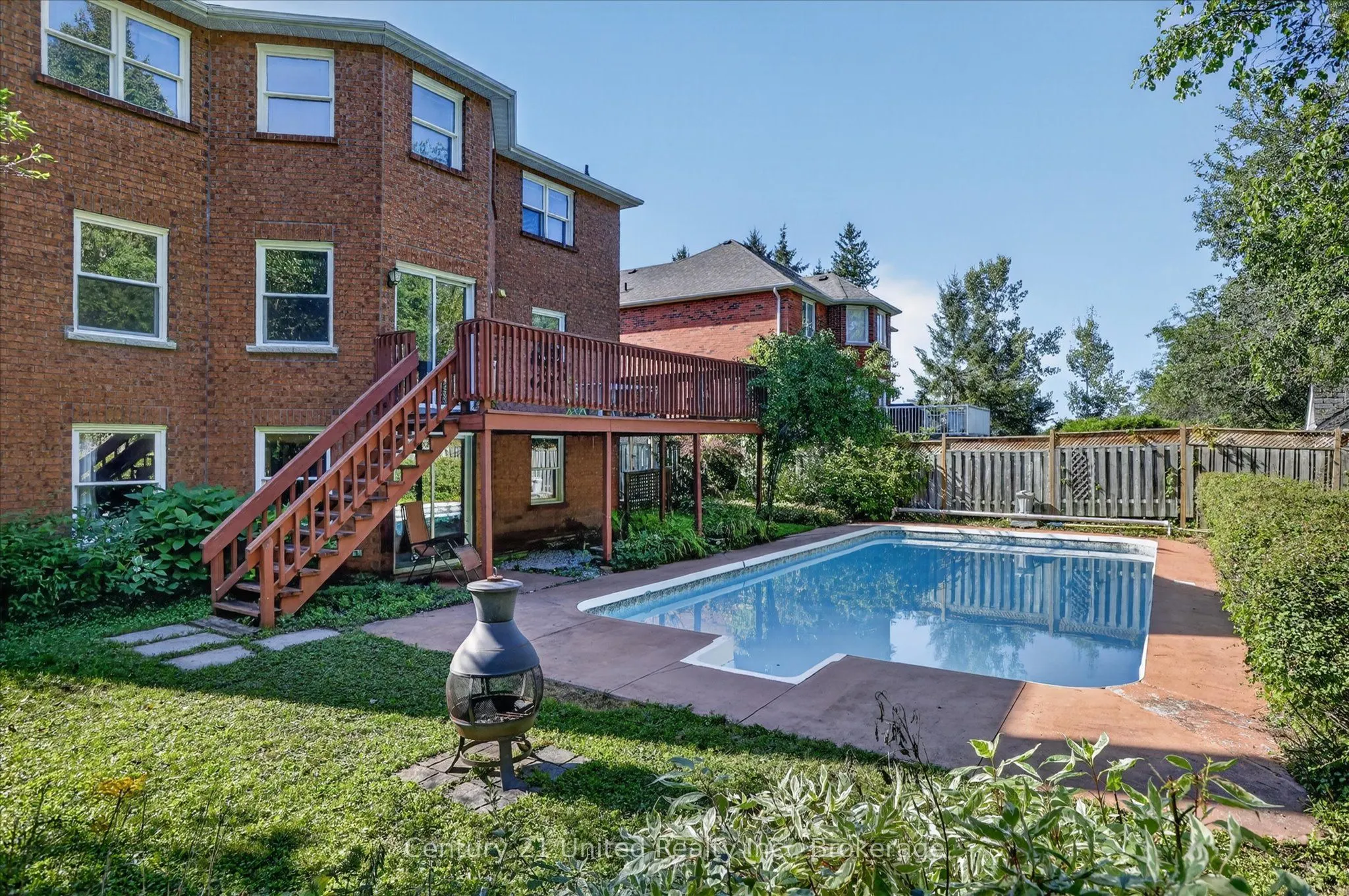 1600 Firwood Crescent