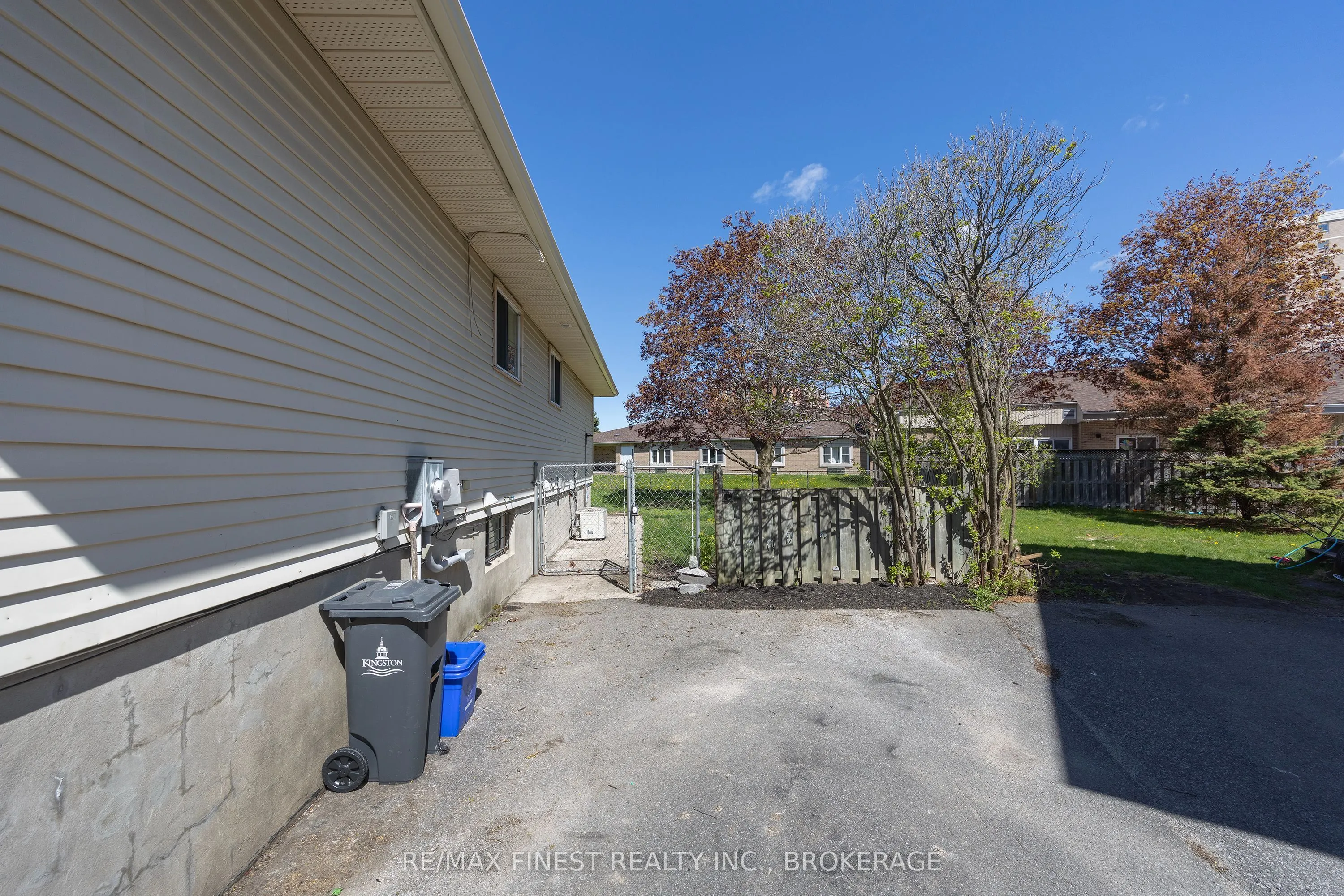 882 BEACONHILL Court