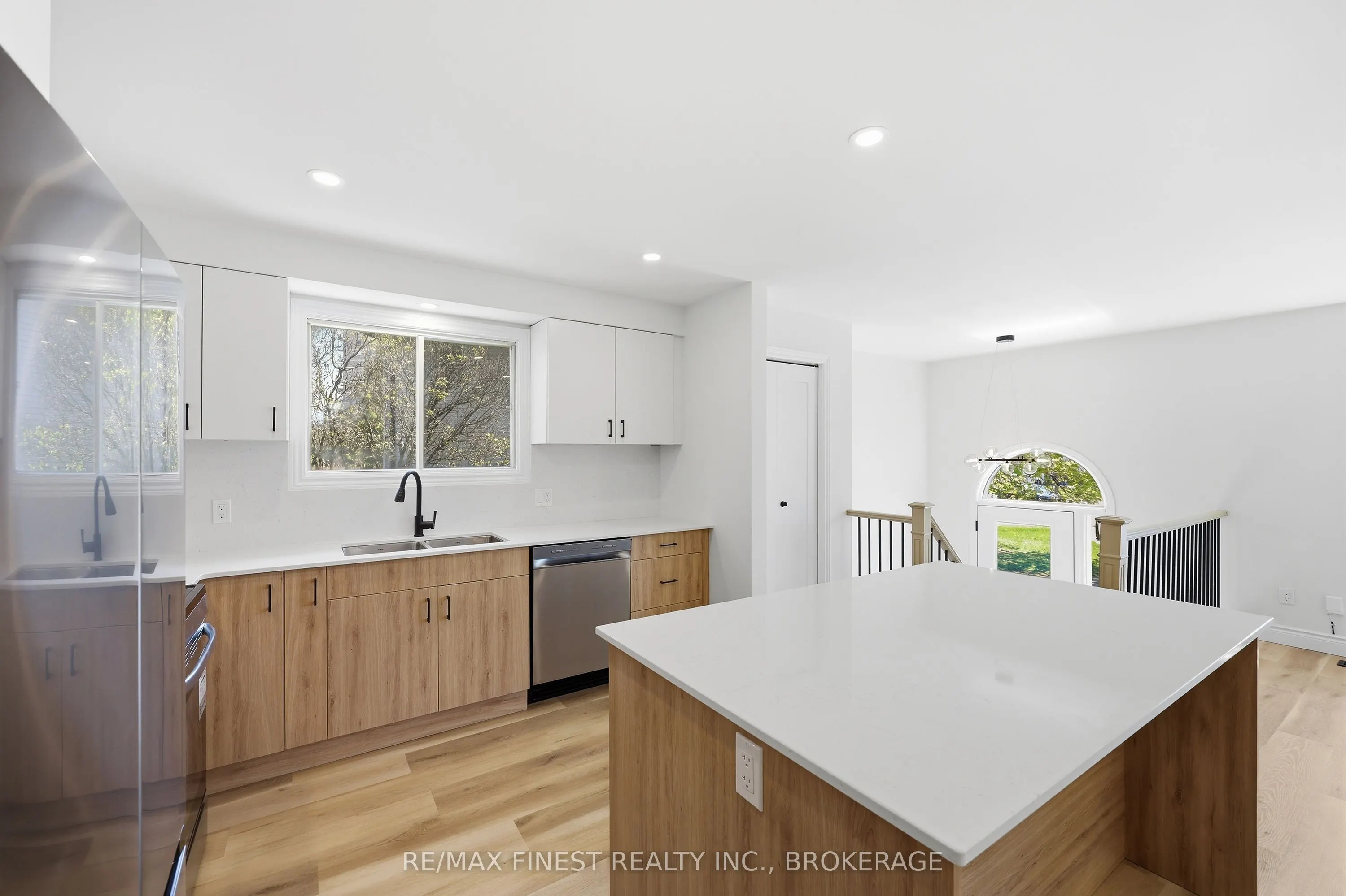 882 BEACONHILL Court