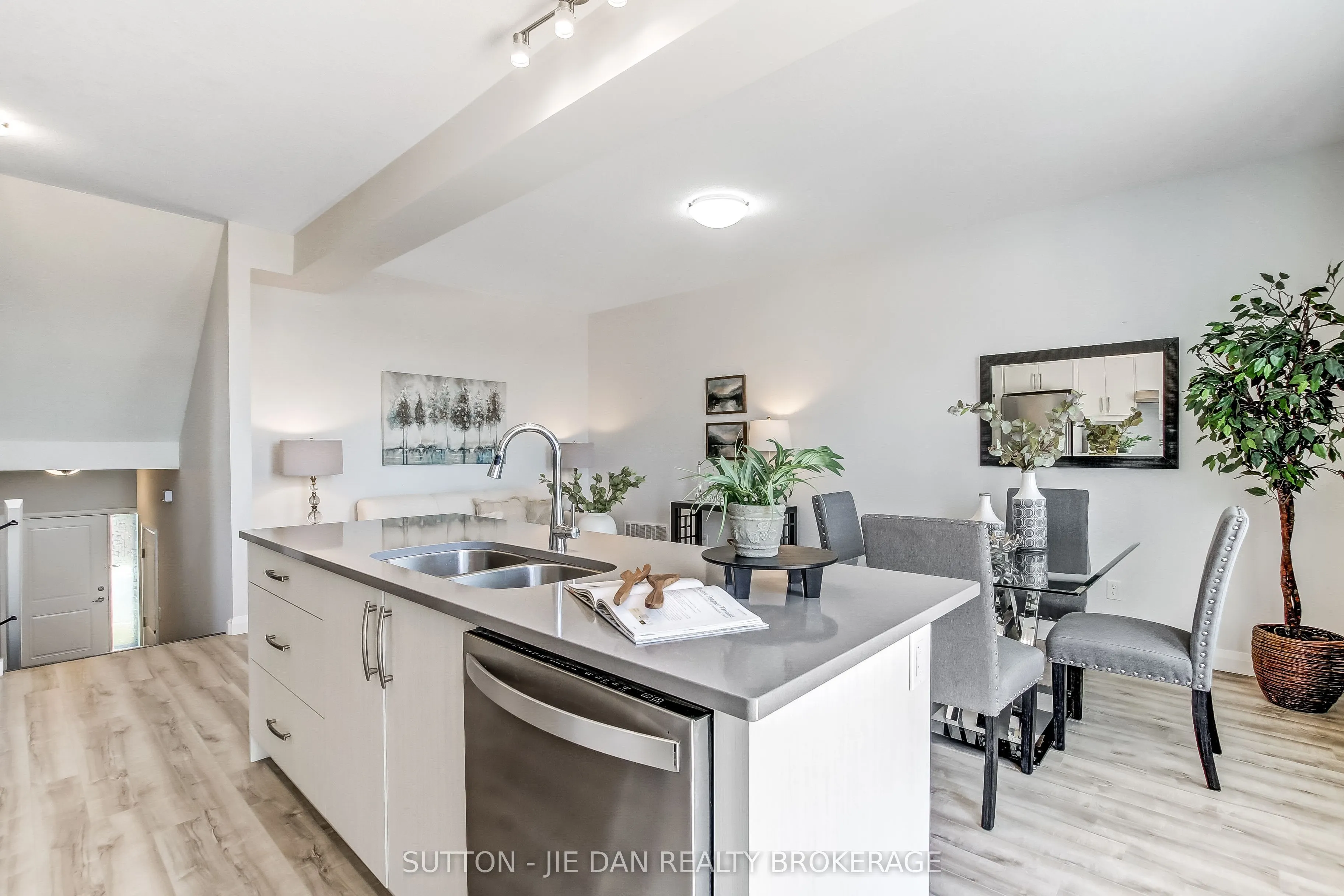 819 KLEINBURG Drive #2