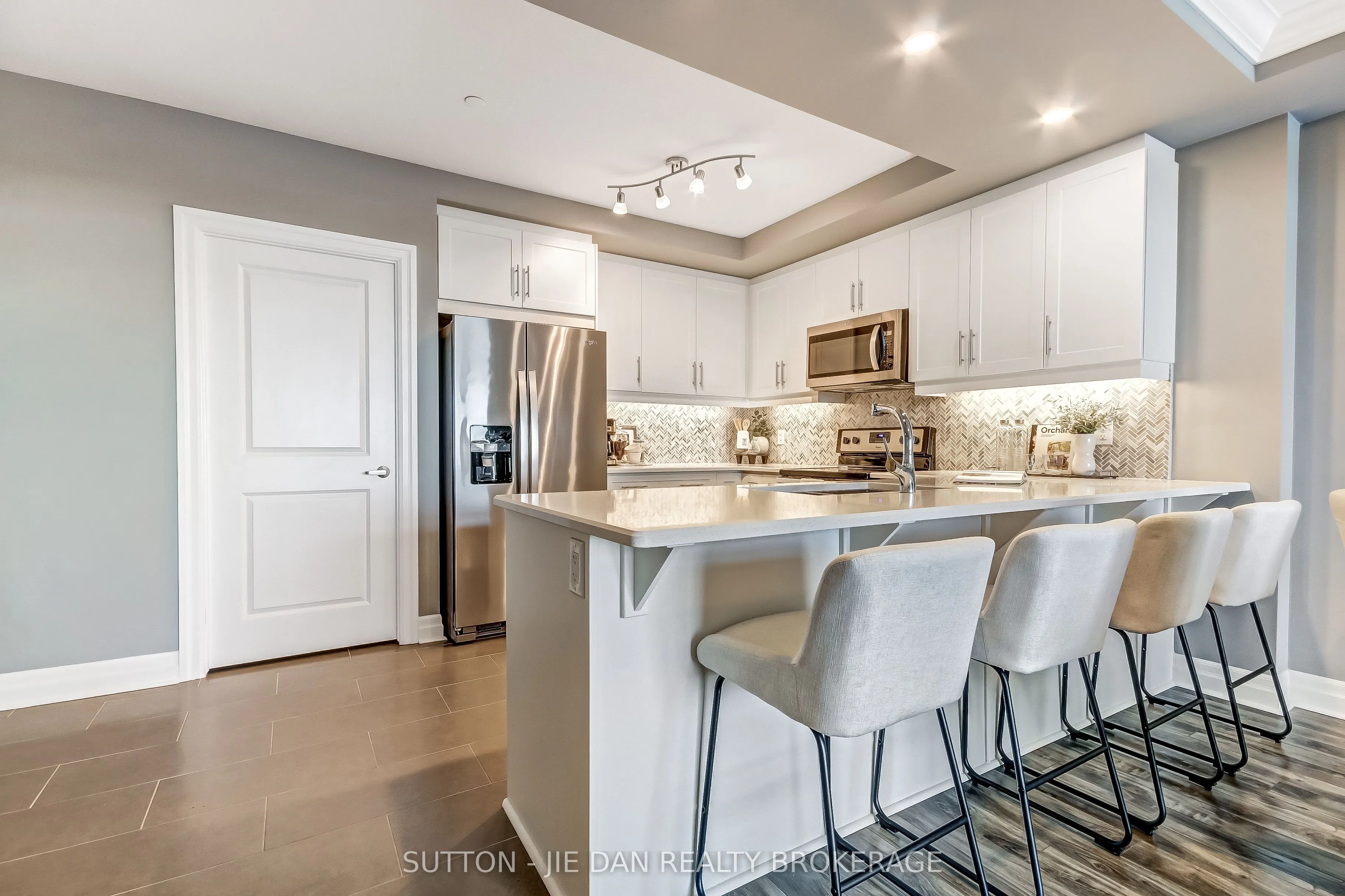 260 Villagewalk Boulevard #912