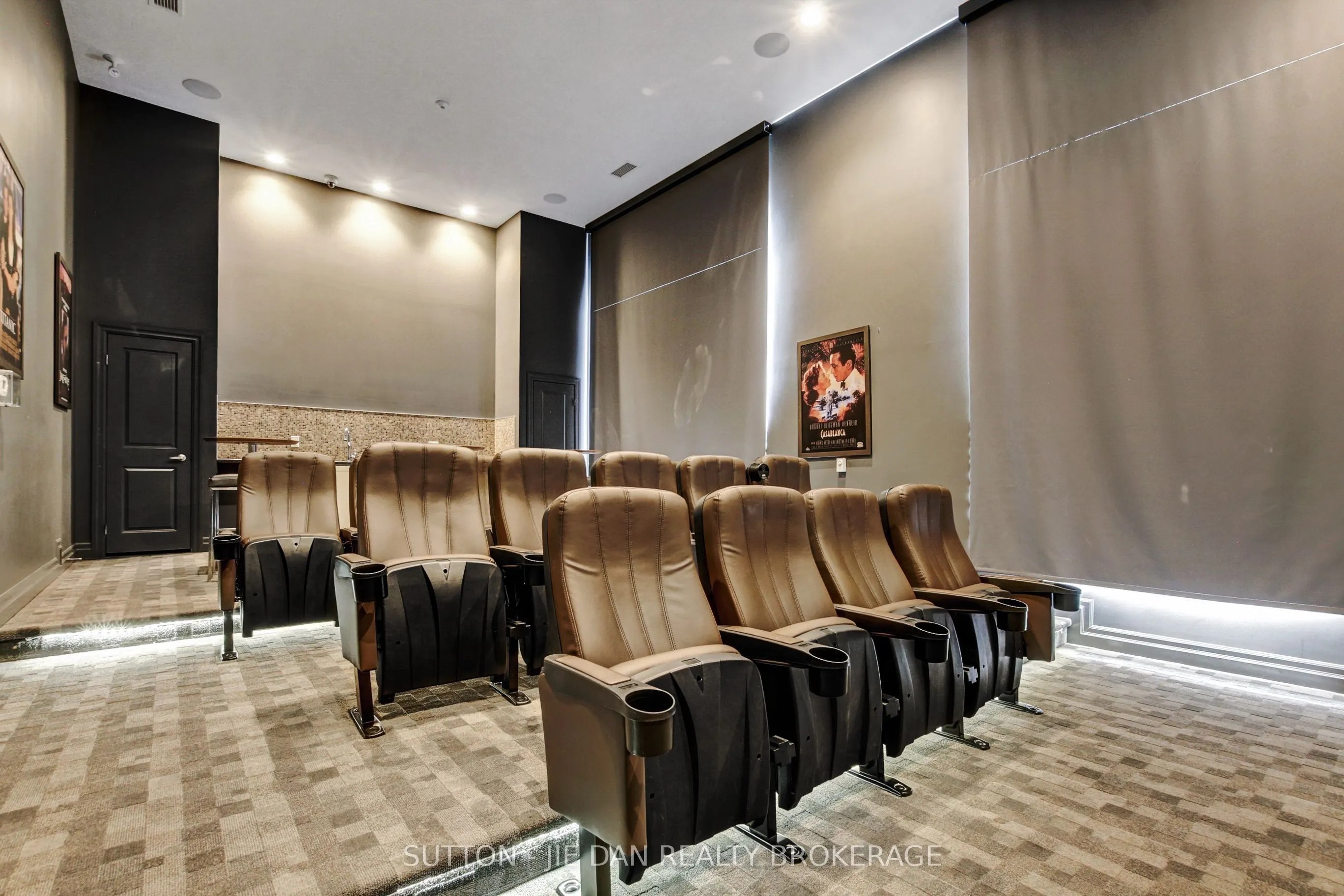 260 Villagewalk Boulevard #912