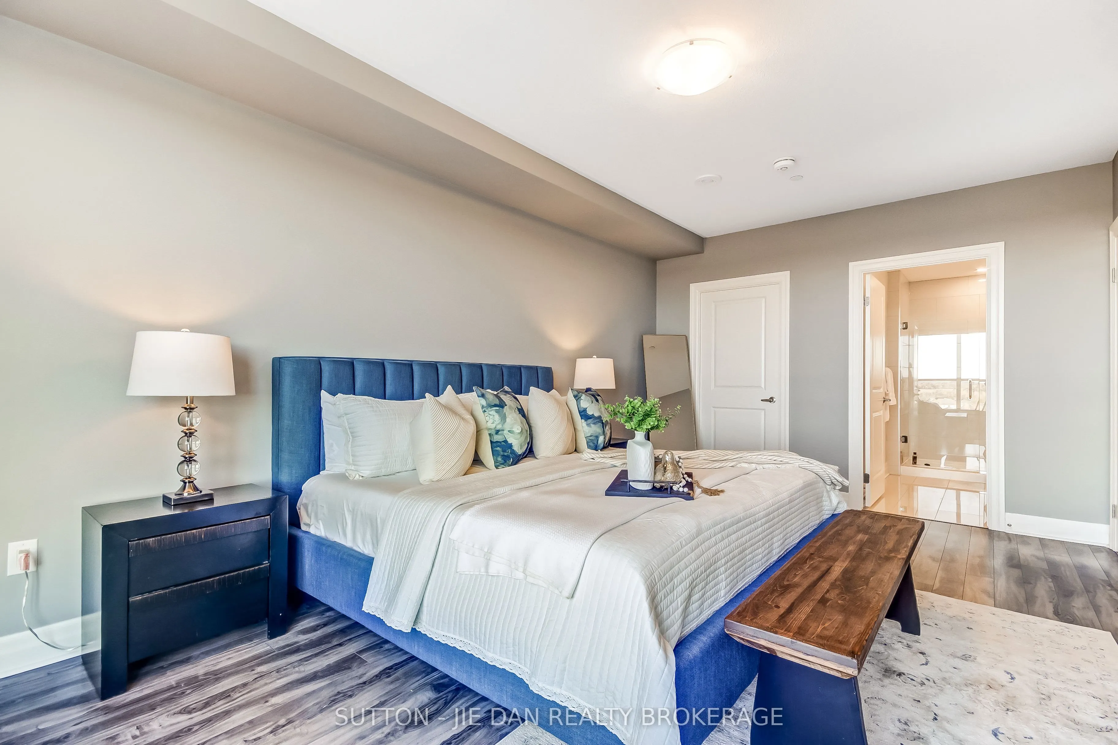 260 Villagewalk Boulevard #912