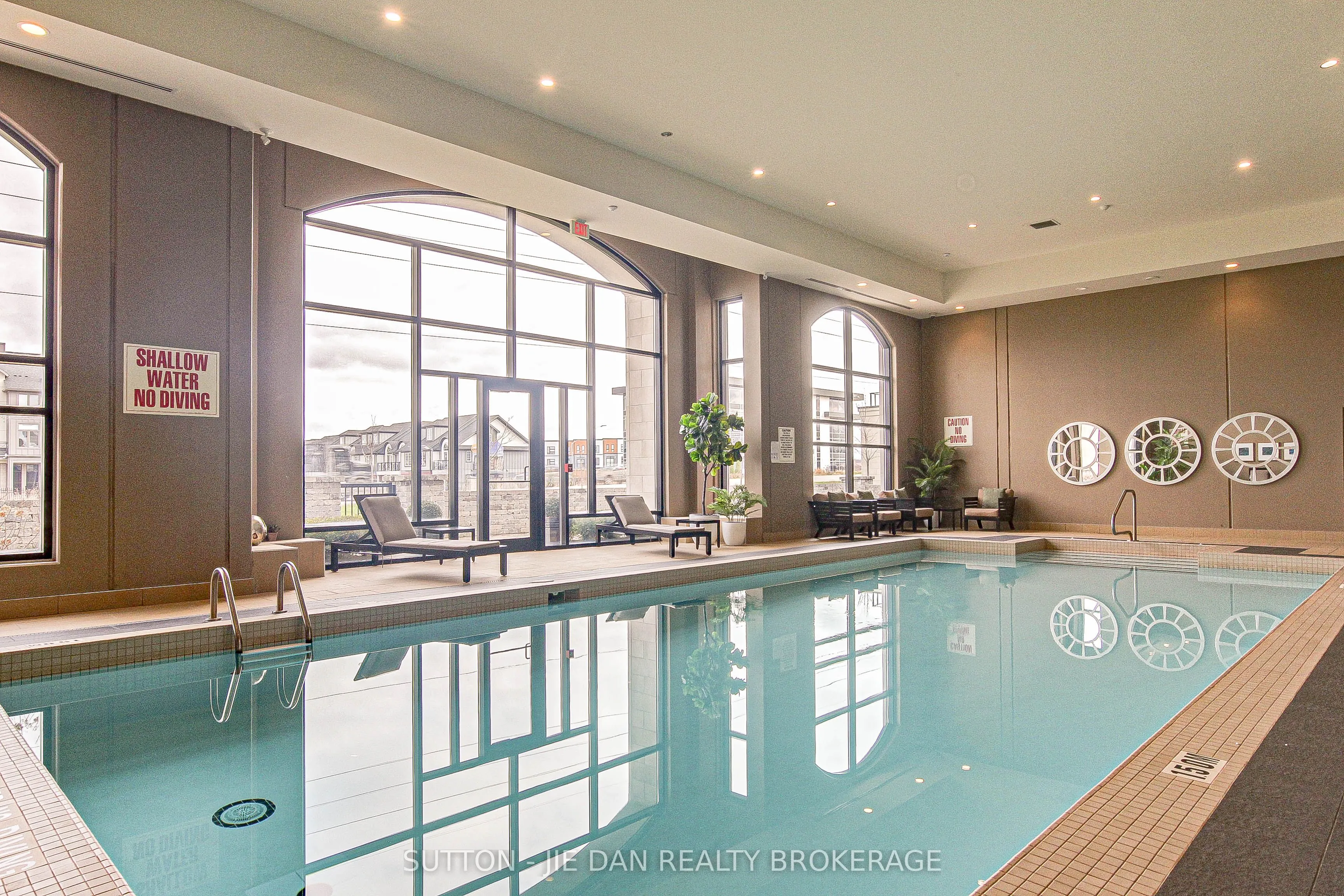 260 Villagewalk Boulevard #912