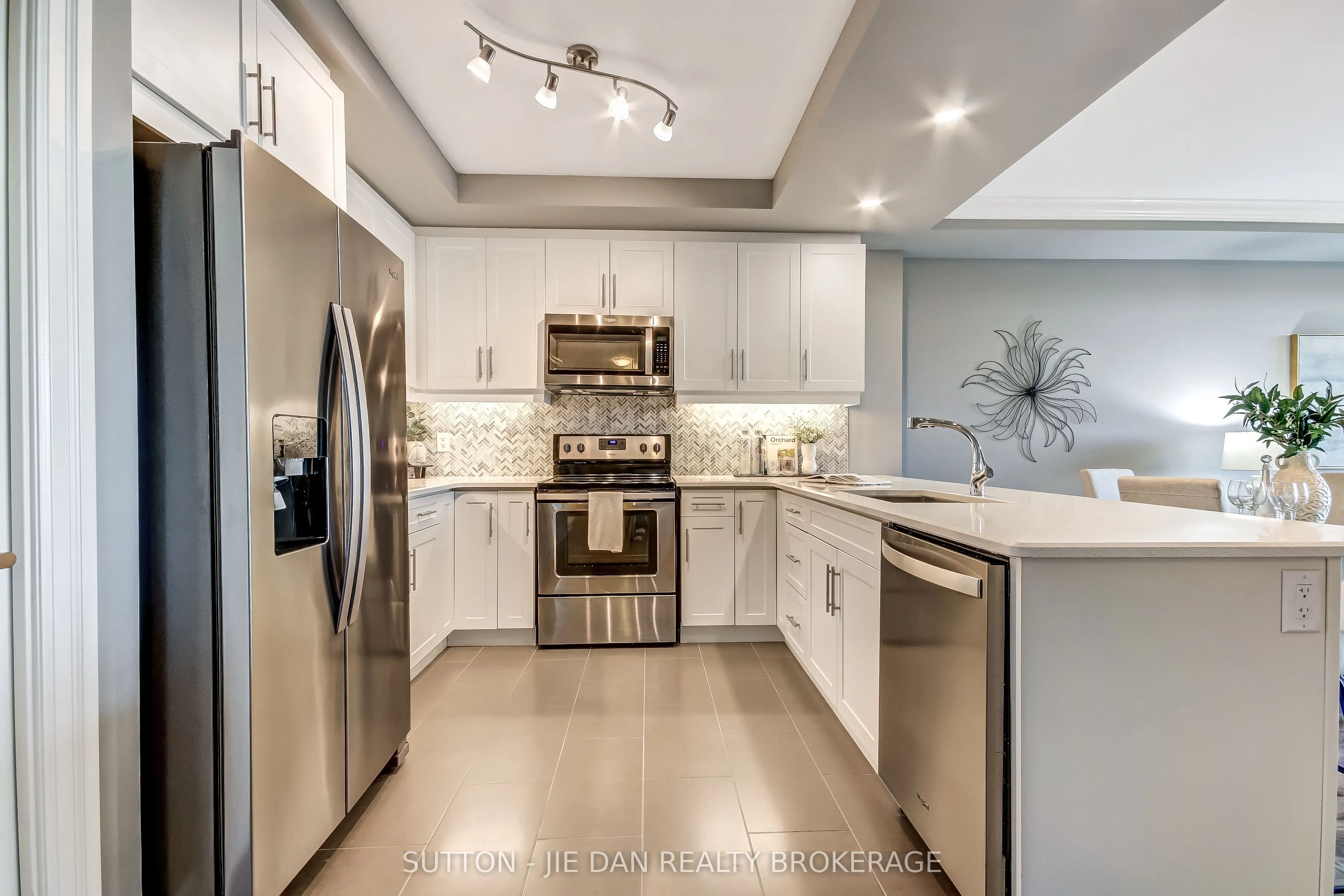 260 Villagewalk Boulevard #912