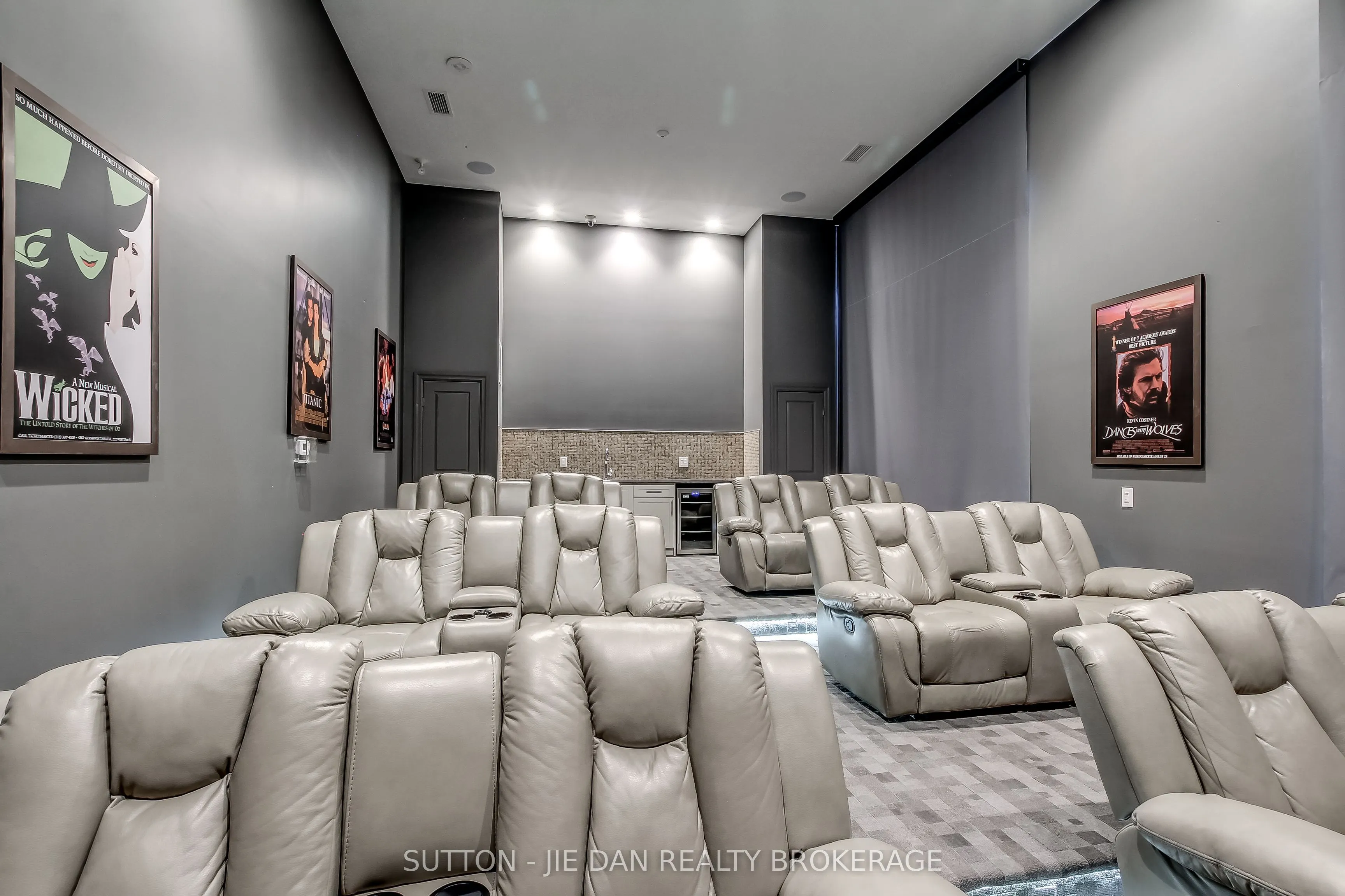 260 Villagewalk Boulevard #912