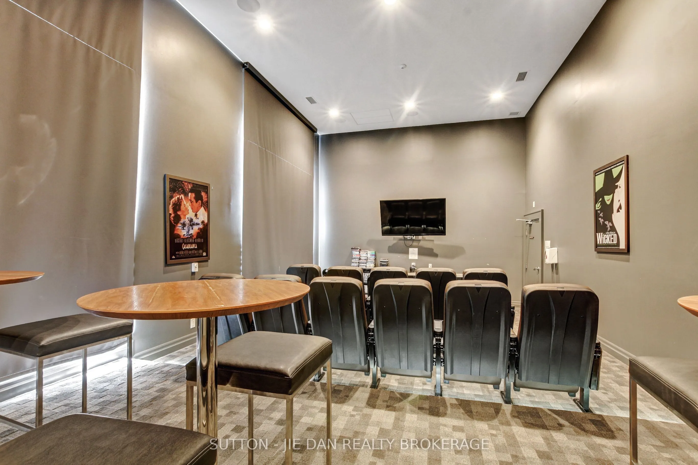 260 Villagewalk Boulevard #912