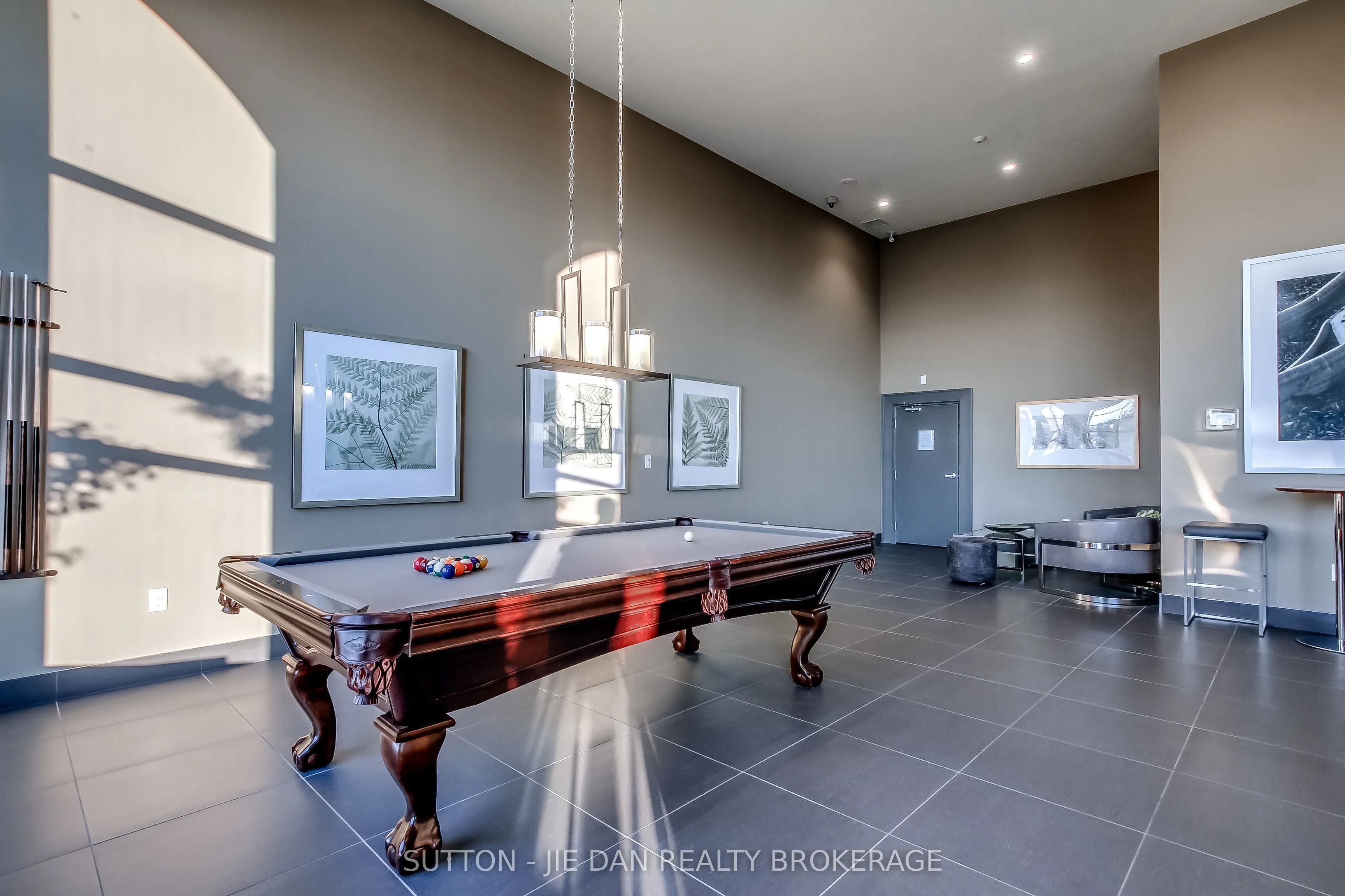 260 Villagewalk Boulevard #912